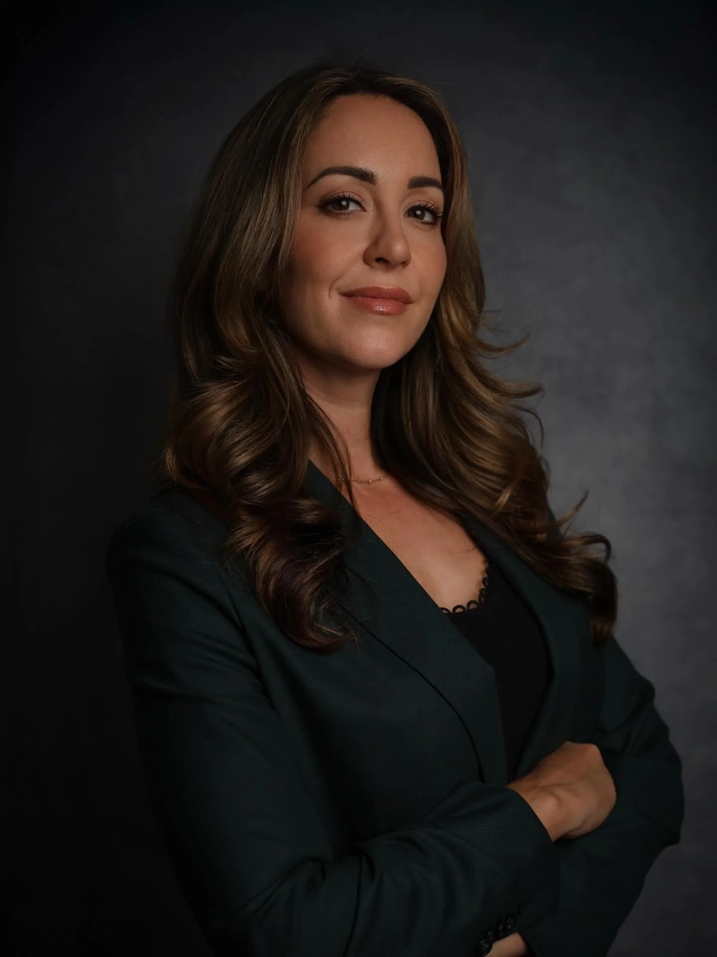 Corporate, but make it cinematic.
Shadows and light doing the storytelling, confidence framed like a film still.
MMC: @fernmoon 
#CinematicLighting #EditorialPortrait #CorporateButMakeItCinematic #OttawaPhotographer #StudioPortraits #ModernProfess