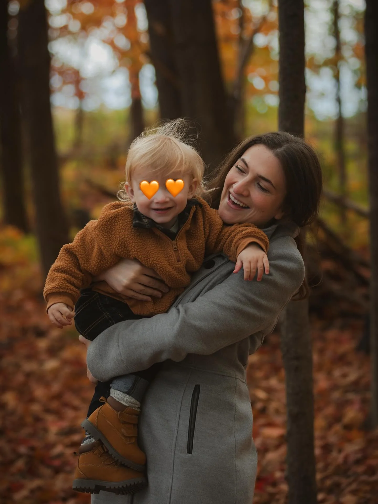 The kind of laughter that echoes through the trees.
Every fall, I’m reminded that the smallest moments, a giggle, a leaf toss, a quiet walk, are the ones we never want to forget.
#LensByJezs #OttawaFamilyPhotographer #CinematicPortraits #FallF