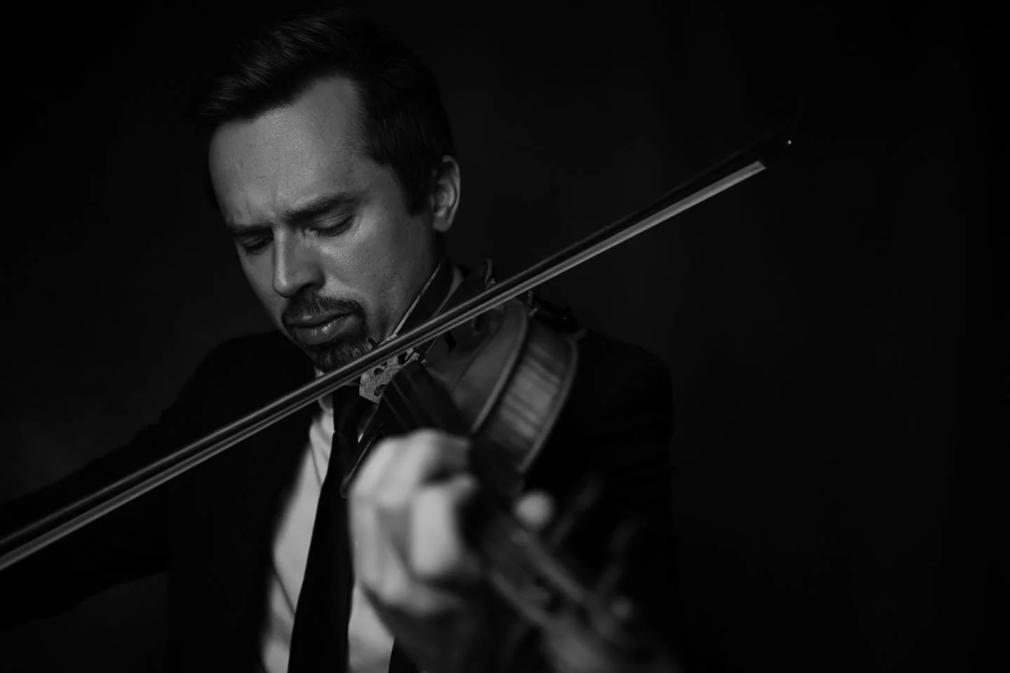 Some of my best studio work yet. I’m torn between color and black & white. Each tells its own story, each feels like a different song.
Which speaks to you?
MMC: @barrhavenviolin 
#CinematicPortraiture #MusicianPortrait #CreativePortraits