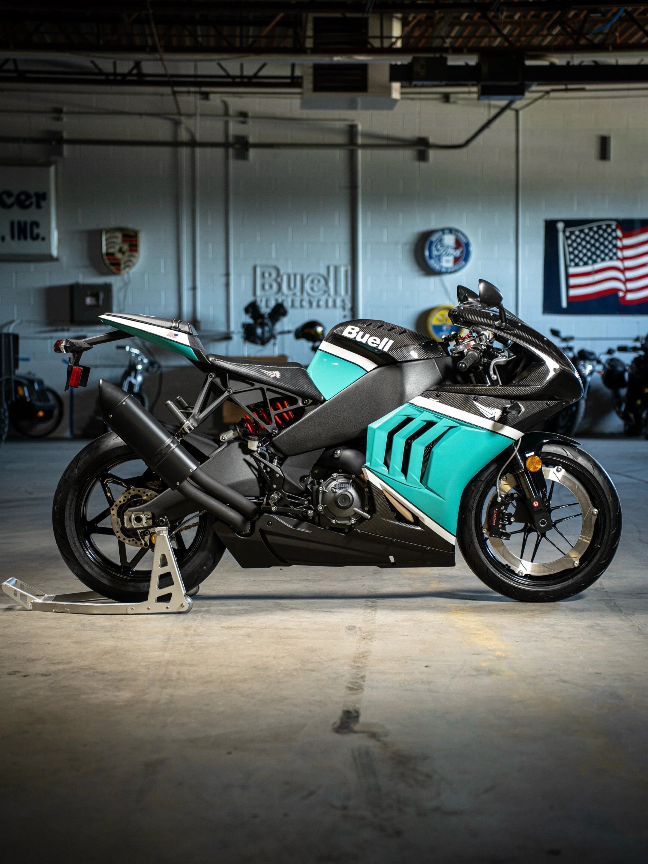 2026 Buell Hammerhead 1190 in Miami Knight ⚔️

185 horsepower, 102 ft-lbs of torque, and 419 lbs weight. Powered by the Buell 1190cc V-twin, and carbon fiber standard.

Ready to strike with one of a kind American performance under your saddle.

In pr