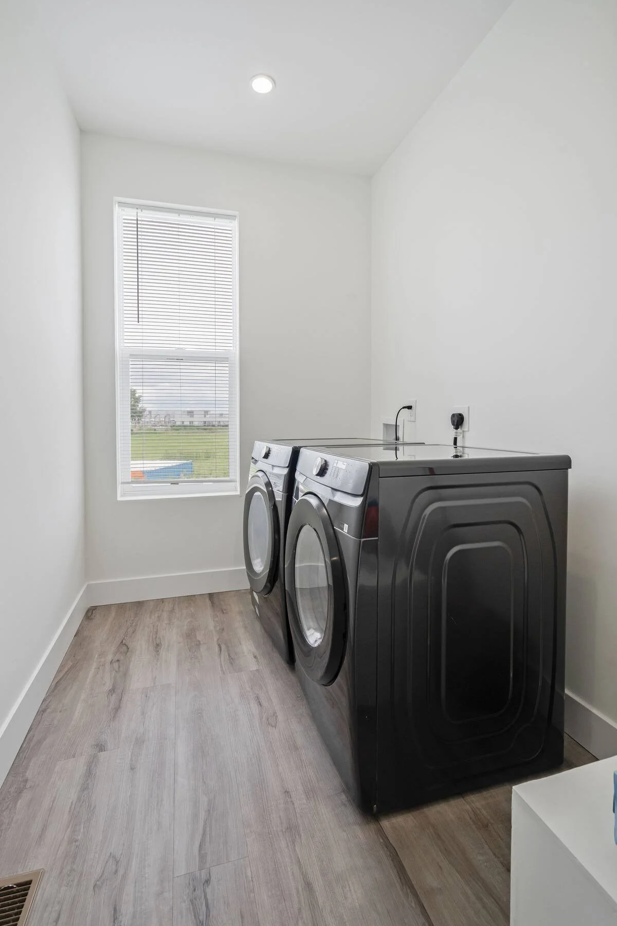 unit 4 baths - laundry.jpeg