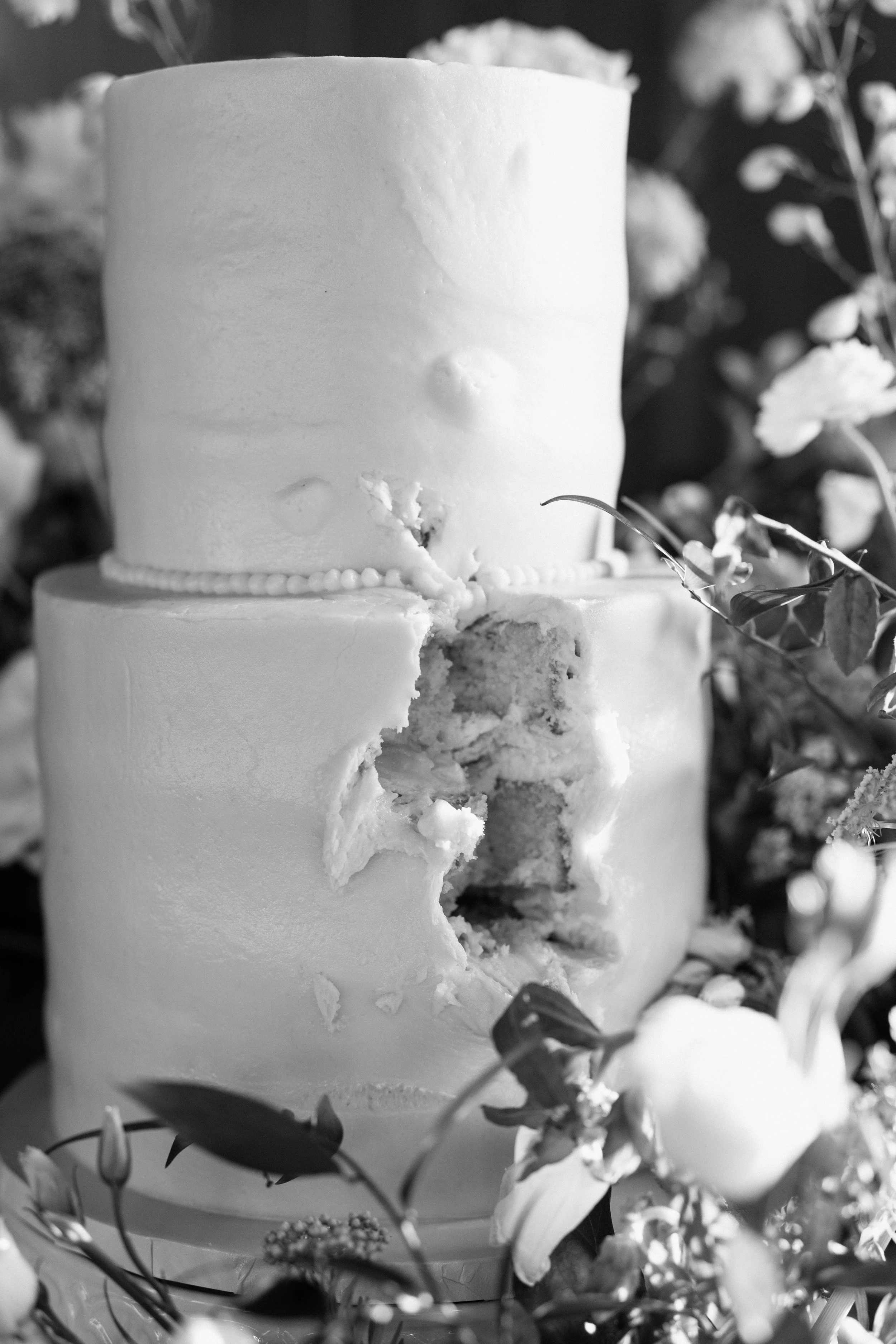 Wedding cake detail with floral arrangement, Tennessee wedding photography consultation