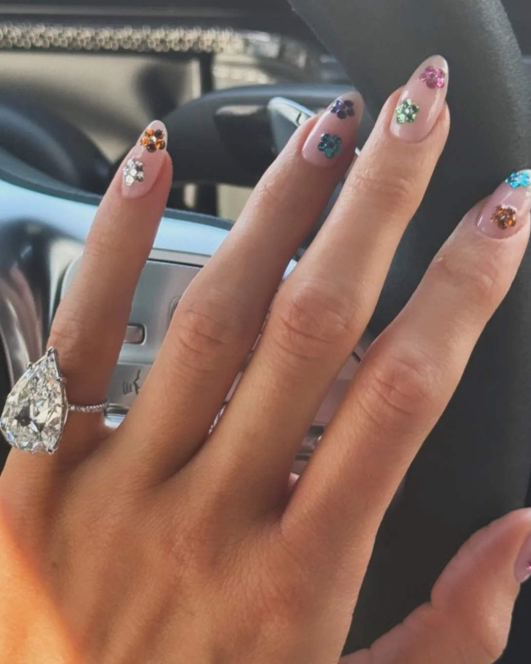 sheeessshh 💎💎😮&zwj;💨😮&zwj;💨 pinky ring game STRONG. 
@kyliejenner