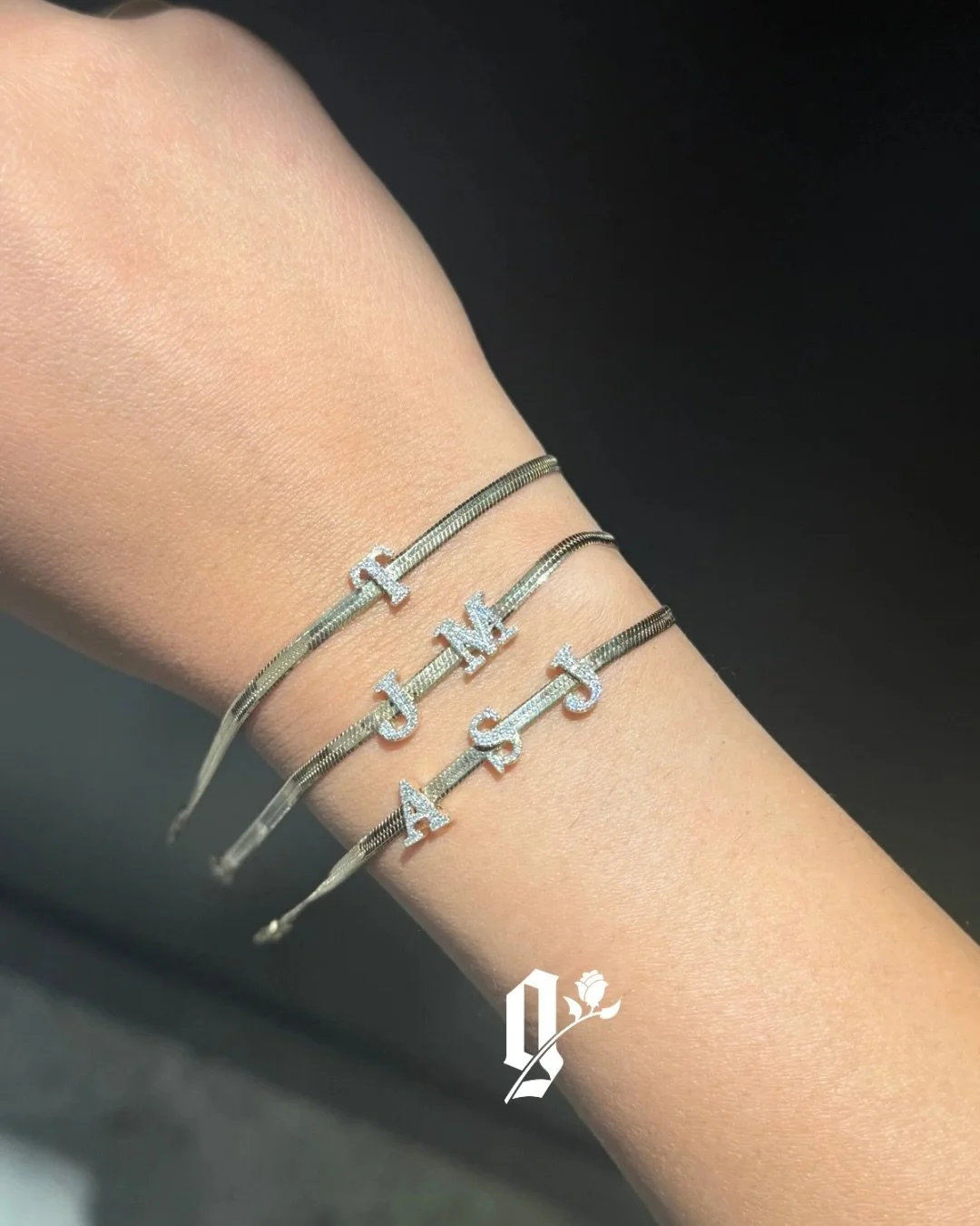 Customize your golden glide to perfection with individual charms + letters! Add as many as your creativity allows ✨🤩💎

A original concept, designed here 🧚&zwj;♀️