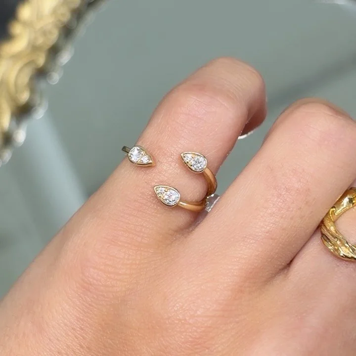 Not your average pinky! after all&hellip;. if it&rsquo;s here, it&rsquo;s extra-ordinary 😍😍😍
The wrap style never disappoints. Shop Golden Gals latest pinky collection in store &amp; never go without a pinky ring, again.