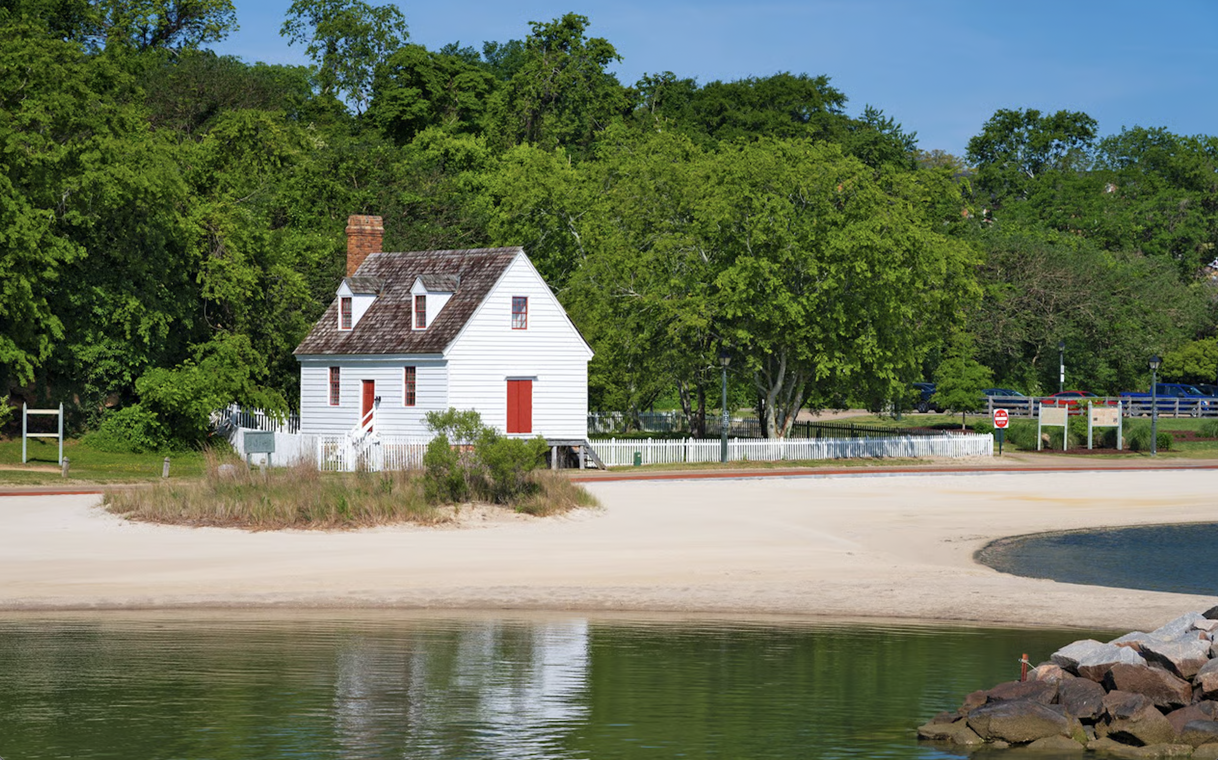 Waterfront cottage on Linkhorn Bay in Bay Colony, Virginia Beach, Fat Cat pool cleaning service area