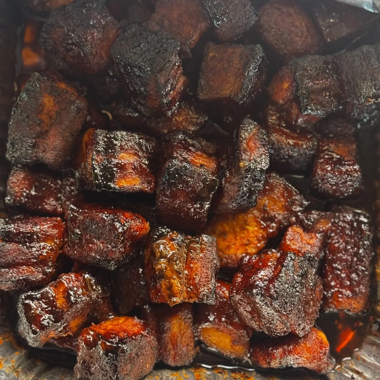 Pork Belly Bites done right.
Seasoned with Gulf Coast Smoke That Base &amp; Southern Hotspitality, then finished with Kinder&rsquo;s Founder&rsquo;s Reserve BBQ sauce.
Rich, sticky, and full of flavor. 🔥

#4RTXBBQ #STXBBQ #FireJockey #GulfCoastSmoke