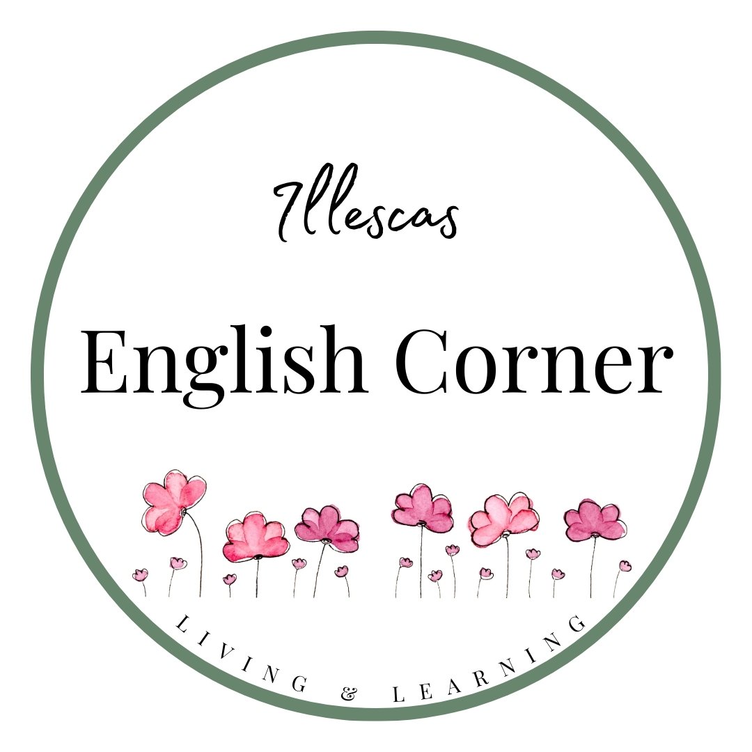 Etiqueta de círculo con borde gris, texto en el centro que dice 'Illyescas English Corner', con flores rosas en la parte inferior y la frase 'Living & Learning' en la parte inferior del círculo.