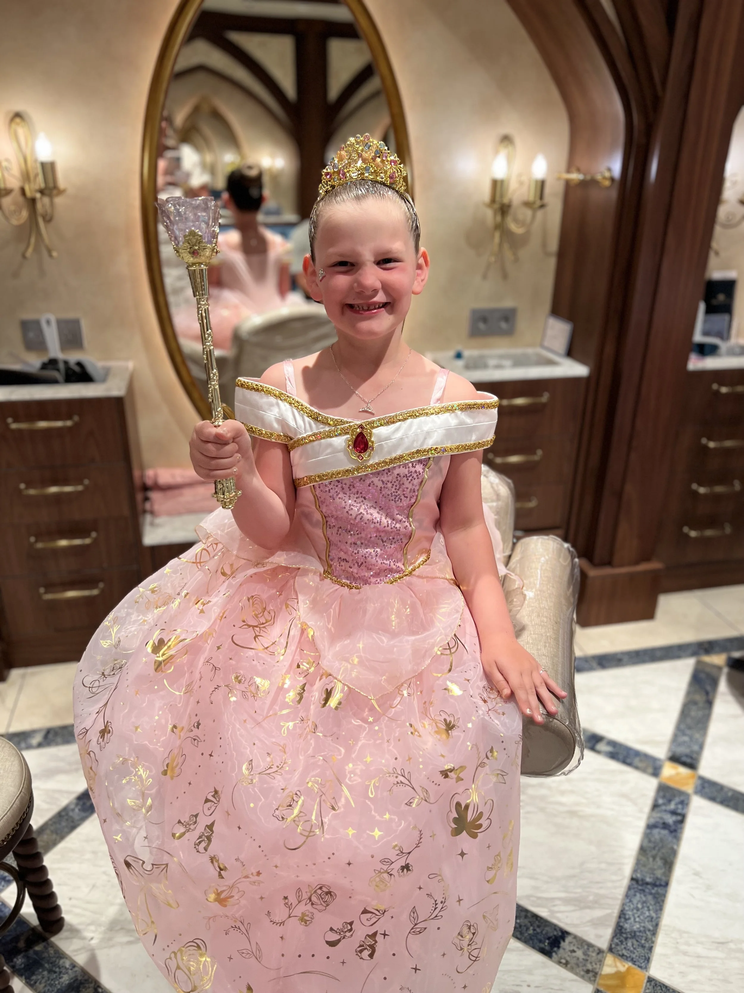 little girl at bibbidi bobbidi boutique