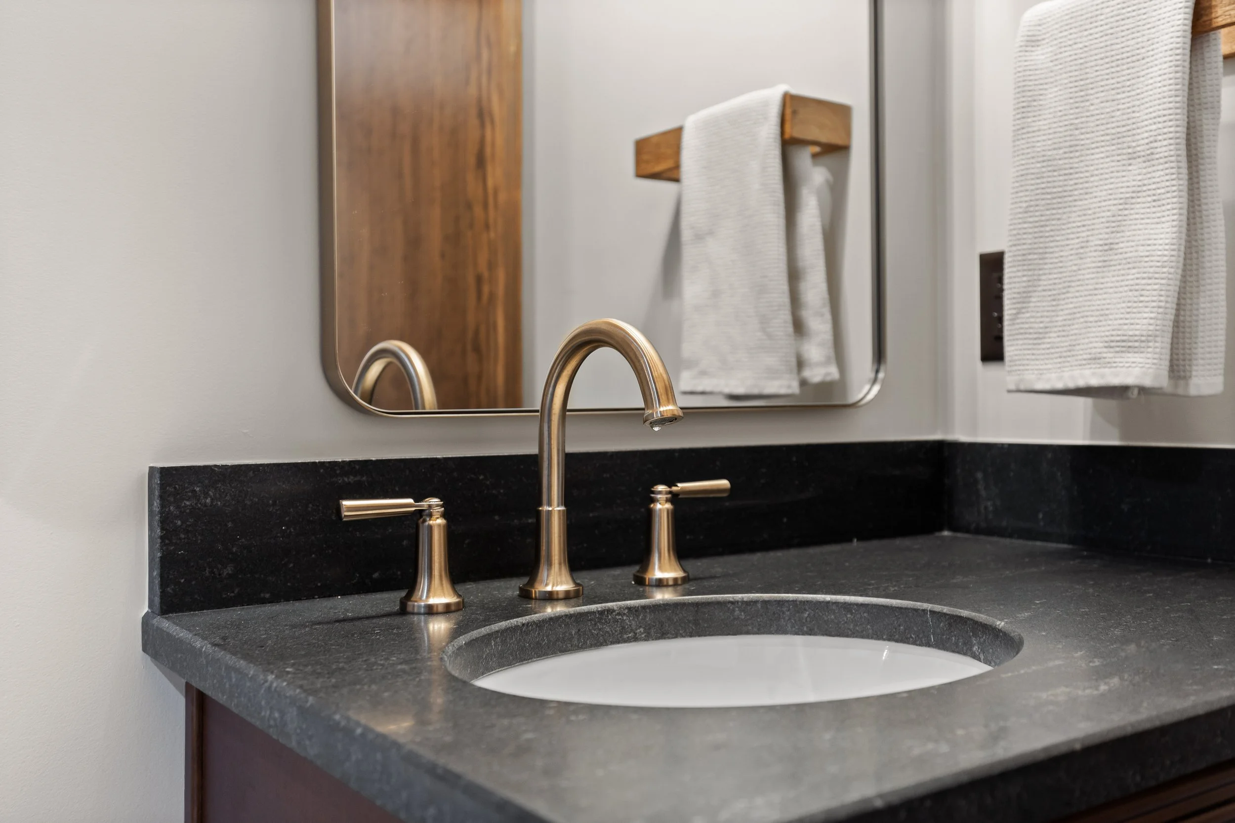 custom-barndominium-interior-lighthouse-construction-bathroom2.jpg