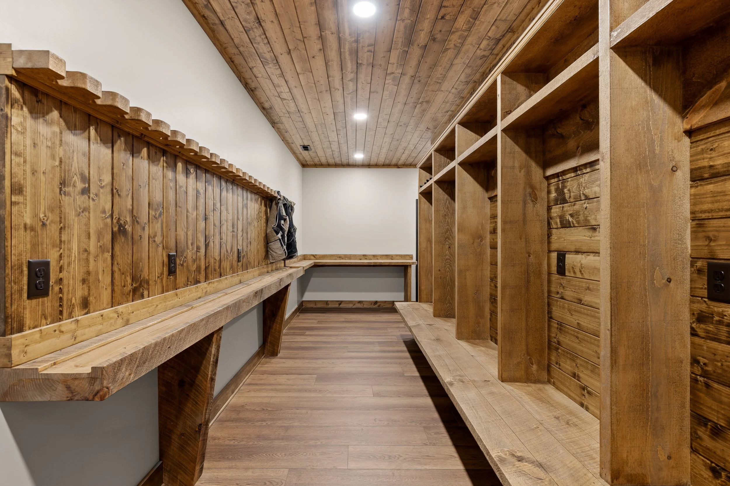 custom-barndominium-lighthouse-construction-lockerroom.jpg