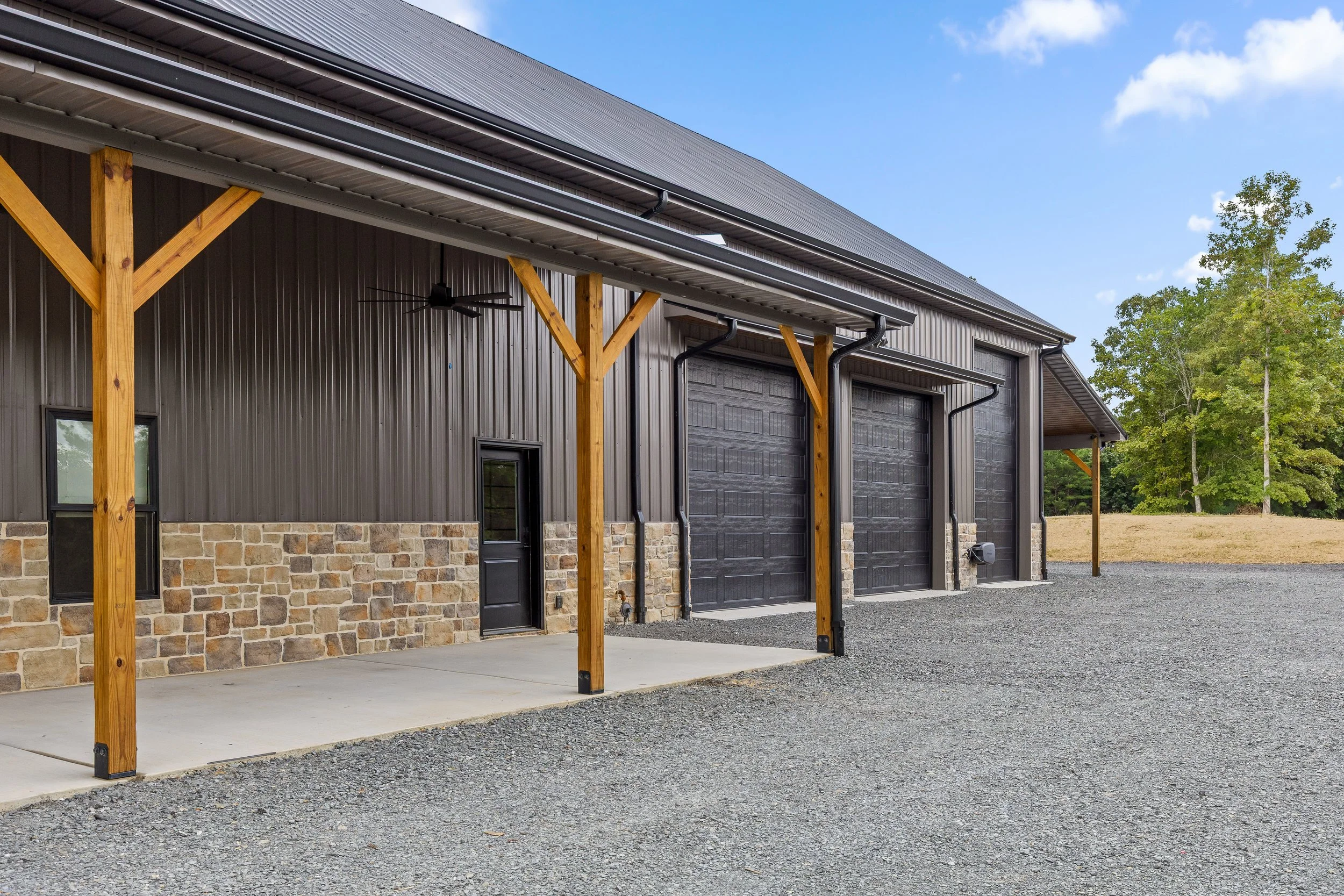 custom-barndominium-exterior-lighthouse-construction-8.jpg