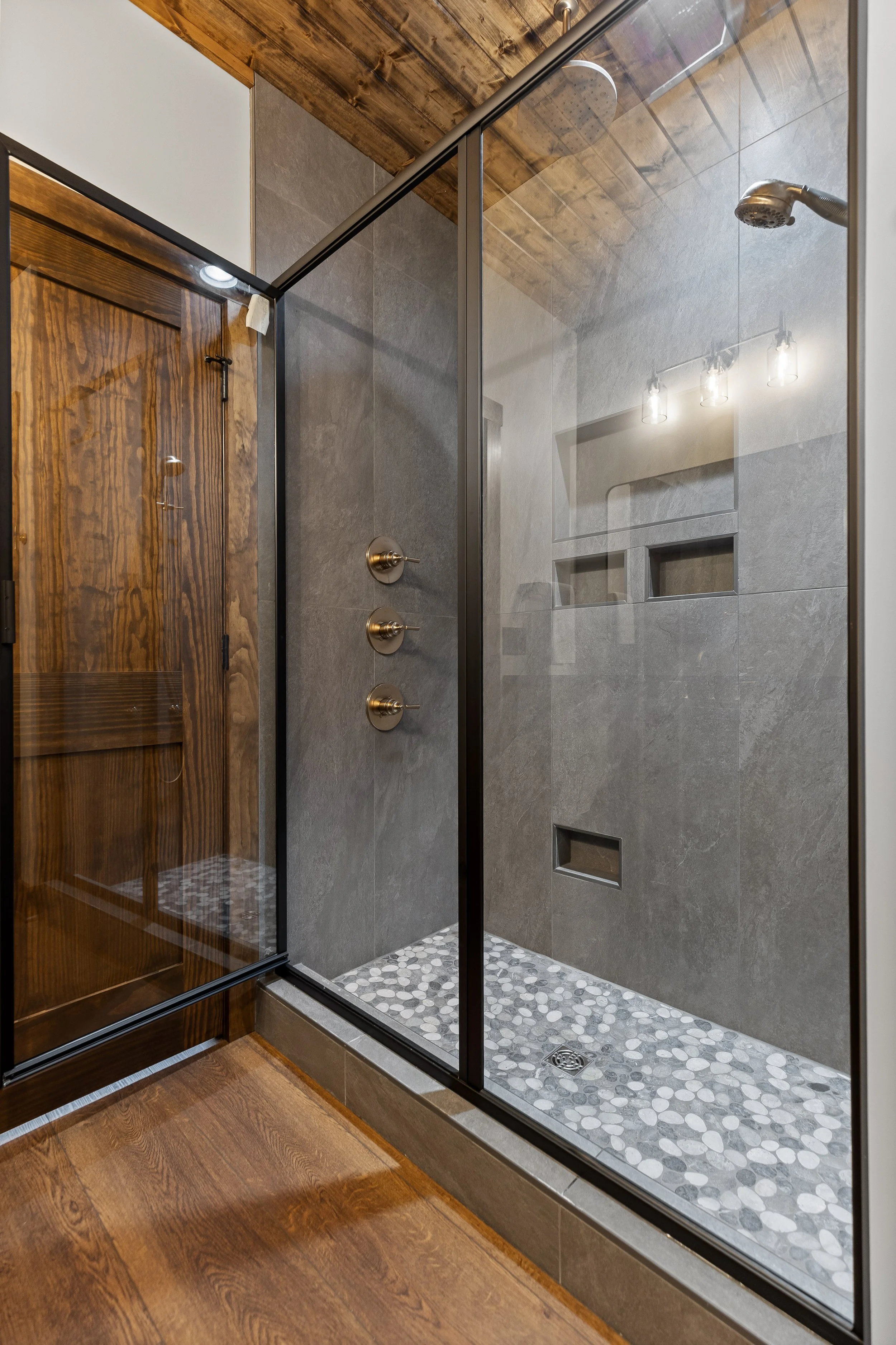 custom-barndominium-interior-lighthouse-construction-shower-4.jpg