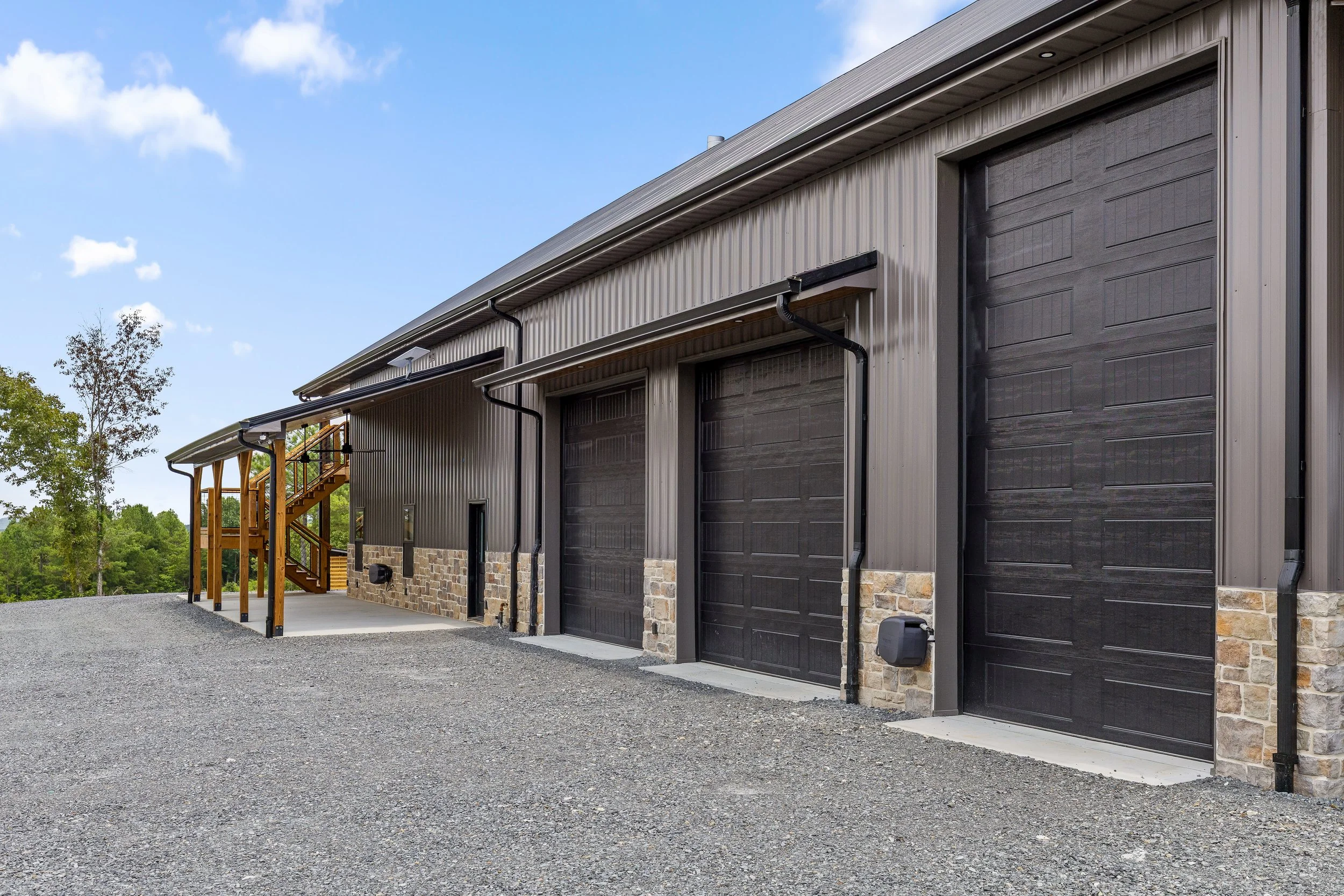 custom-barndominium-exterior-lighthouse-construction-9.jpg