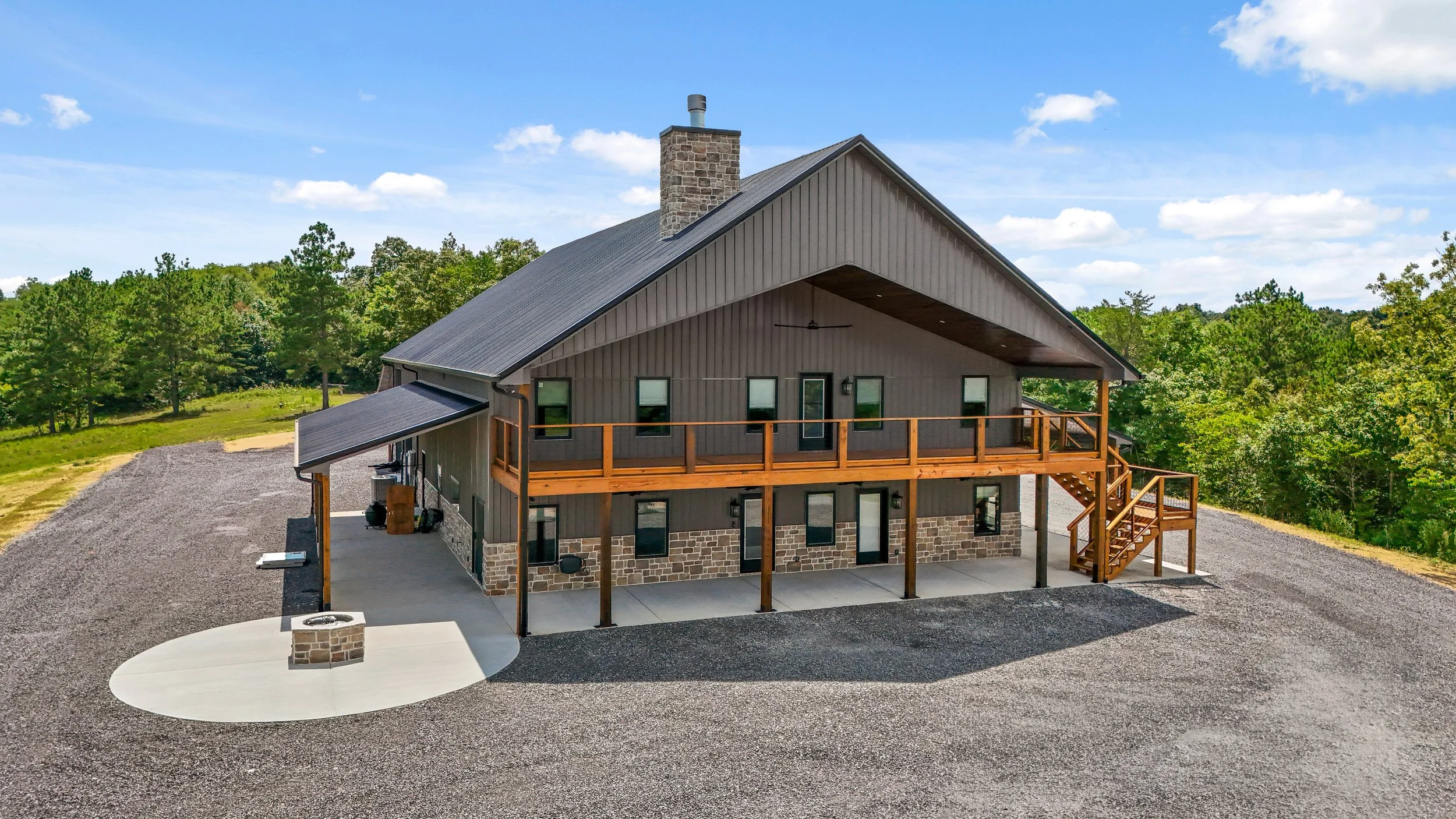 custom-barndominium-exterior-lighthouse-construction-1.jpg