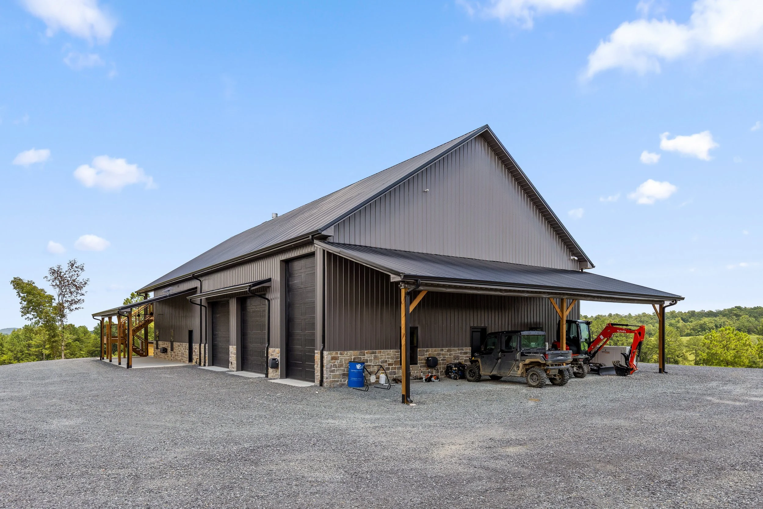 custom-barndominium-exterior-lighthouse-construction-10.jpg