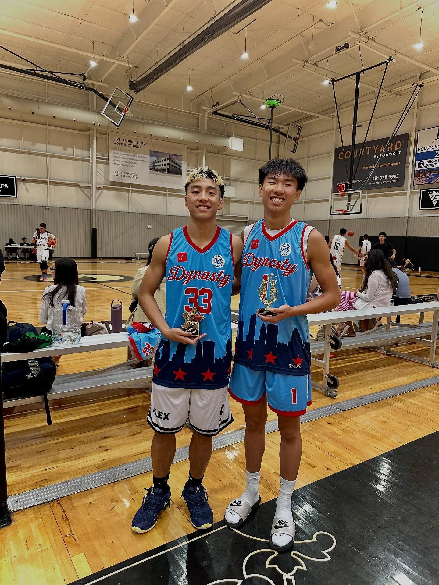 Chicago took home two awards at the Vietnamese North American Tournament: @steven_the_goat23 won the Hustle Player Award and @treynguyen333 won the Rising Star Award. Trey Nguyen was also nominated to represent Chicago in the VNAT All Stars Game.
Tha