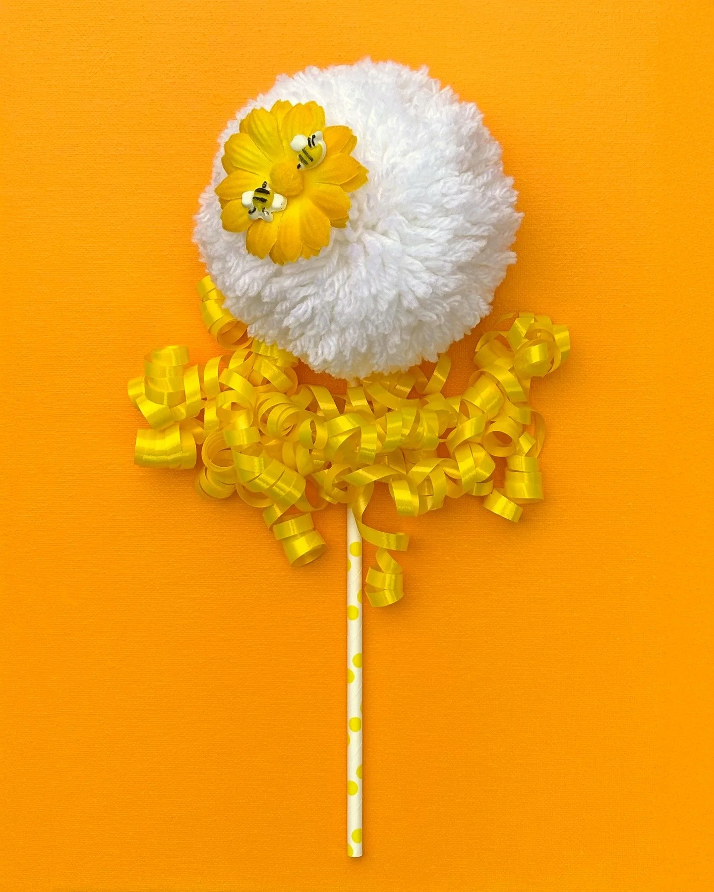 CUTIE PIE POPS are here and they are officially stealing the show! 🍭💖 

Fluffy, colorful, and topped with the sweetest little details (bees, butterflies, daisies&hellip; I mean, come on). These are the kind of &ldquo;happy on a stick&rdquo; cuties 