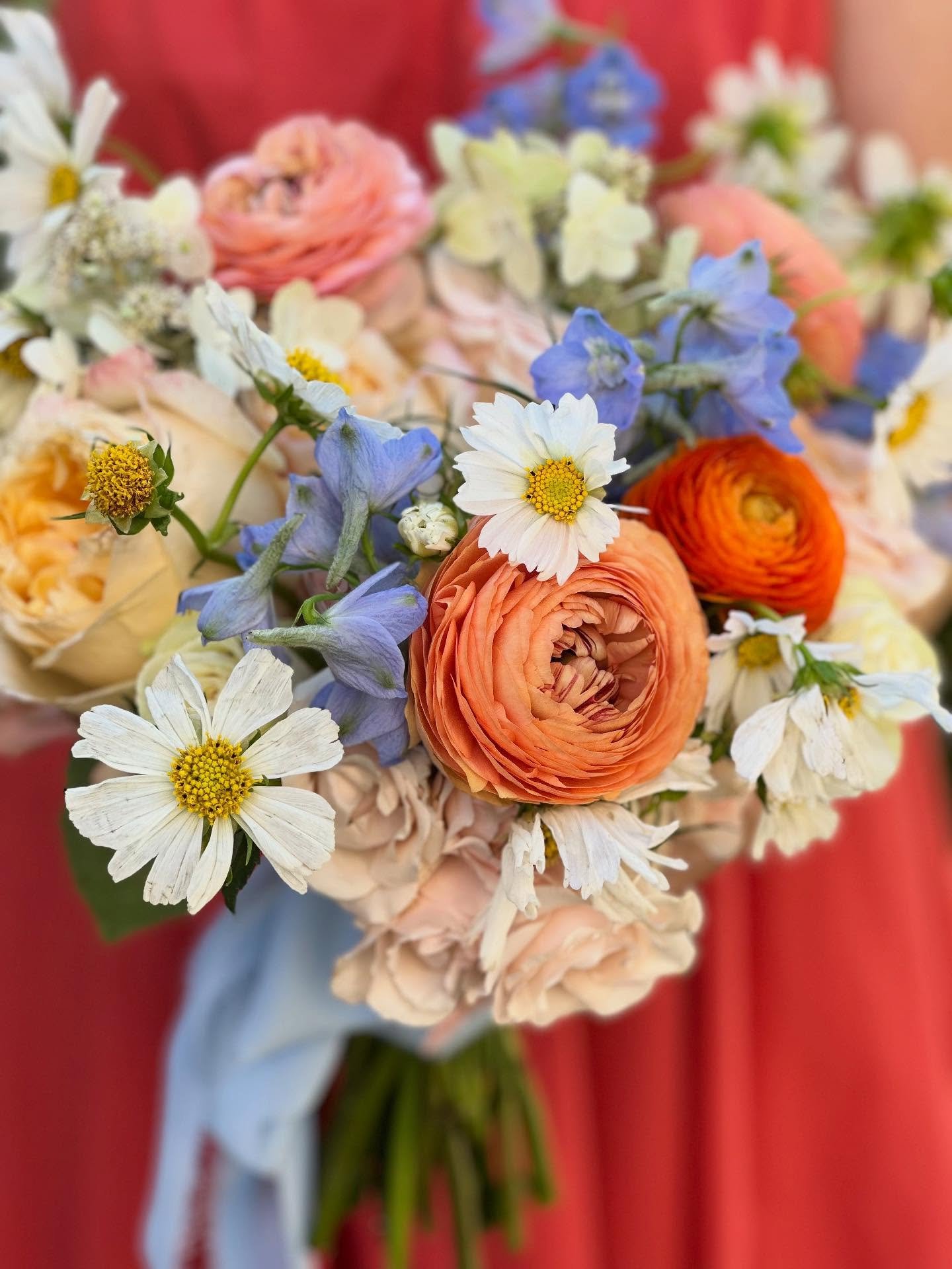 What a gorgeous day for a wedding!
Alex&rsquo;s bridal bouquet, wedding party bouquets and boutonni&egrave;res