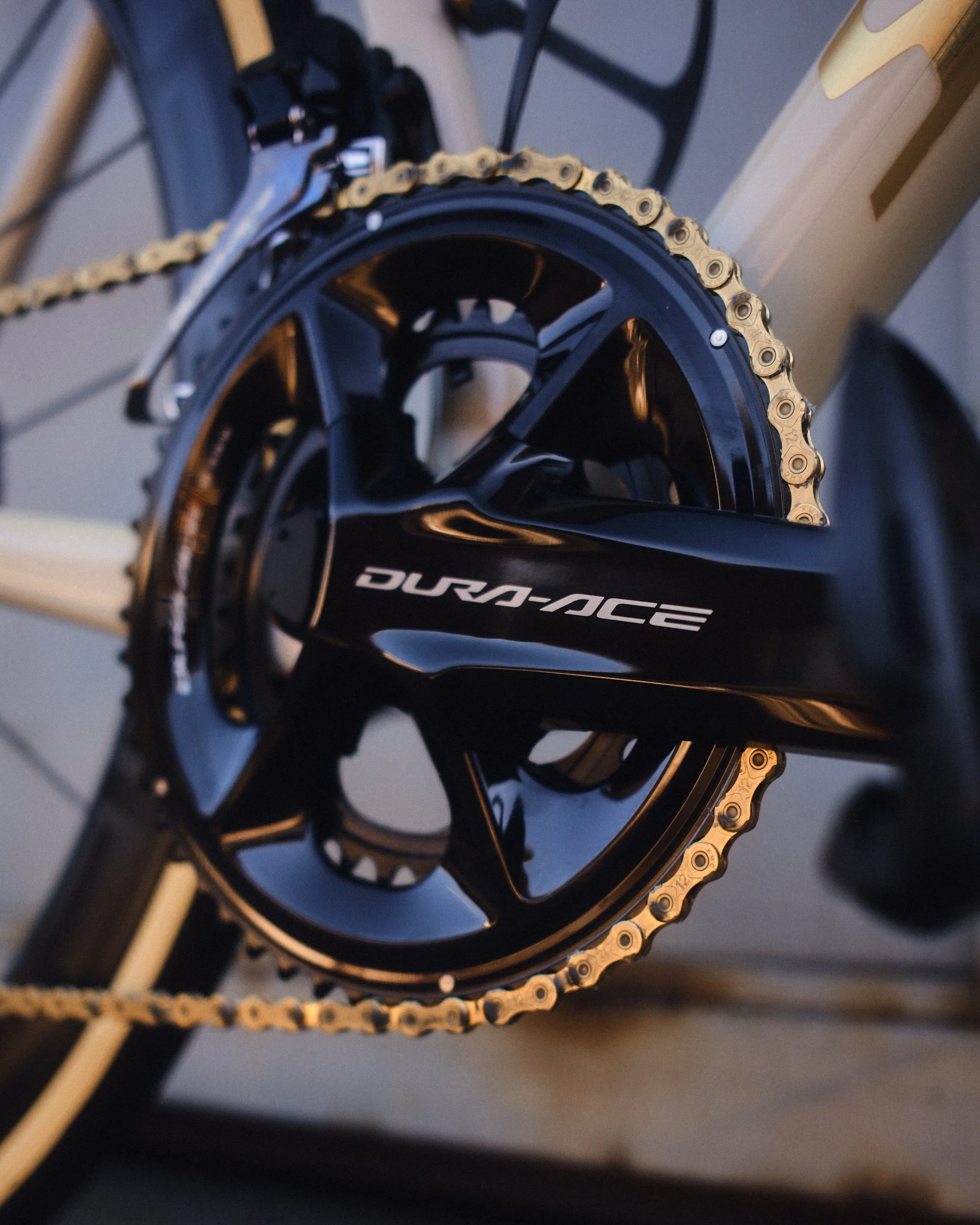 Nahaufnahme eines Fahrrad-Kettensatzes und Tretlagers, Marke DURA-ACE.
