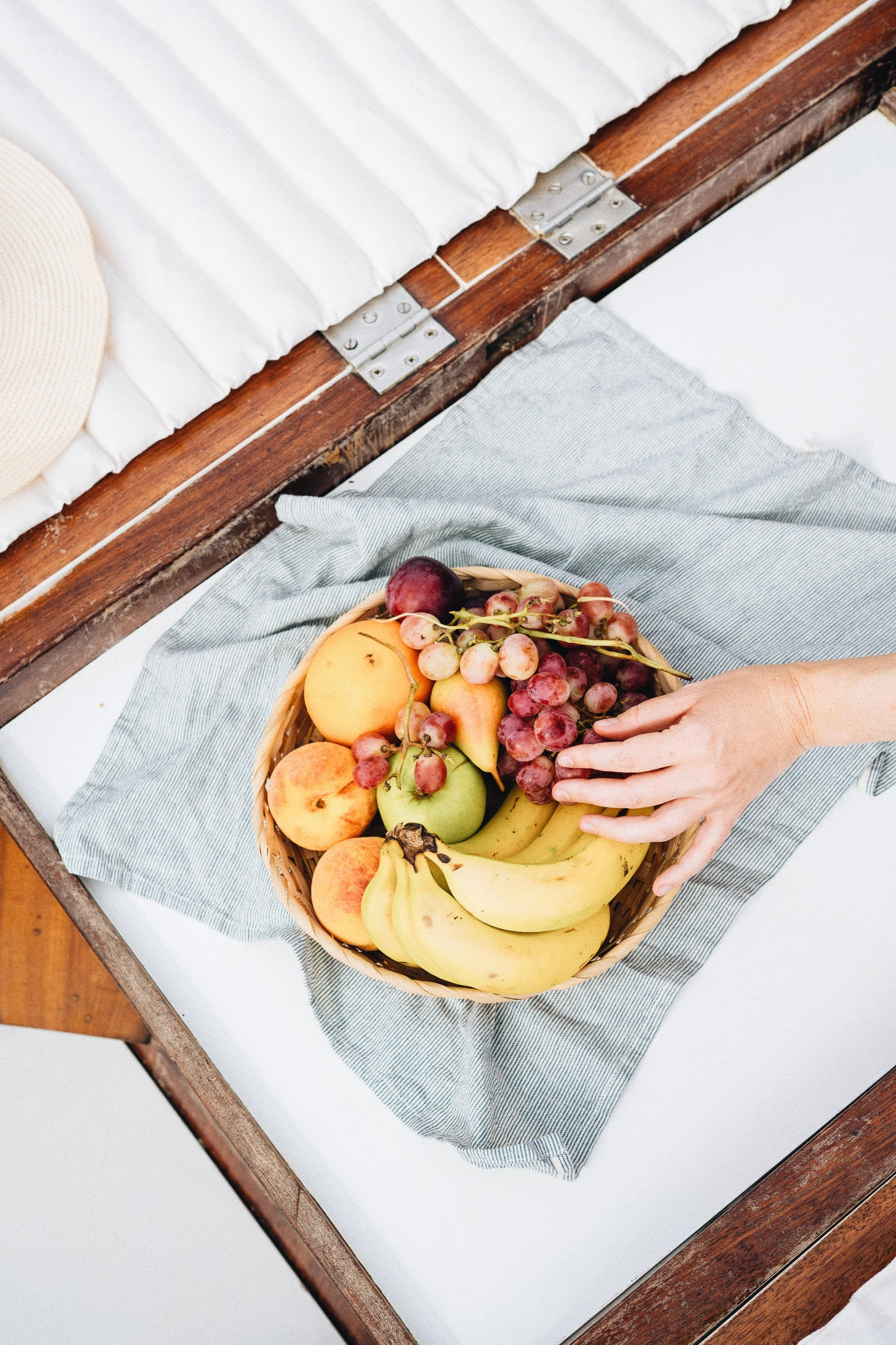 Cesta con productos locales y fruta a bordo de un llaut en Cadaqués