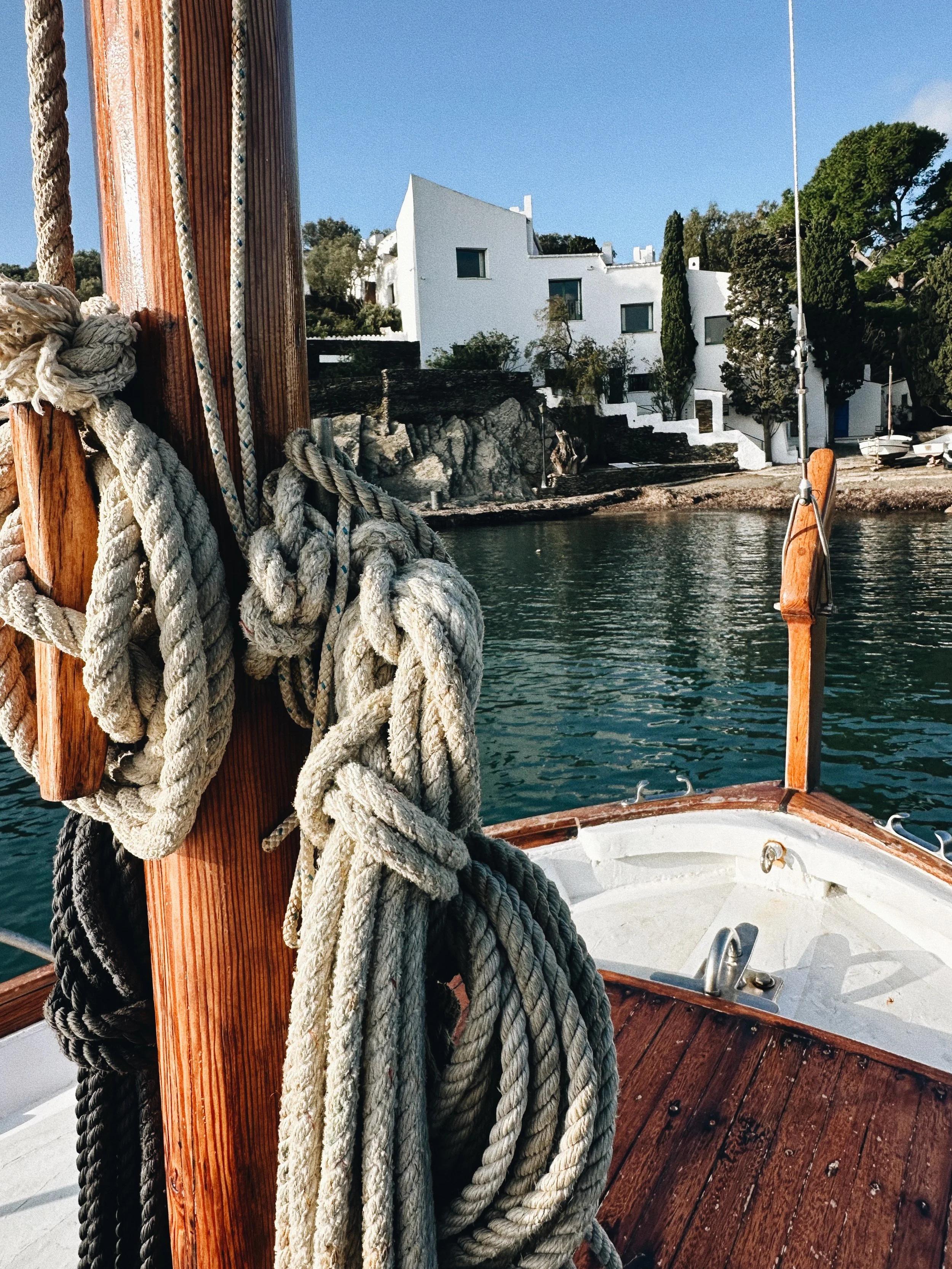 Picnic con productos del Empordà a bordo de un barco en Cadaqués durante una excursión por el Cap de Creus