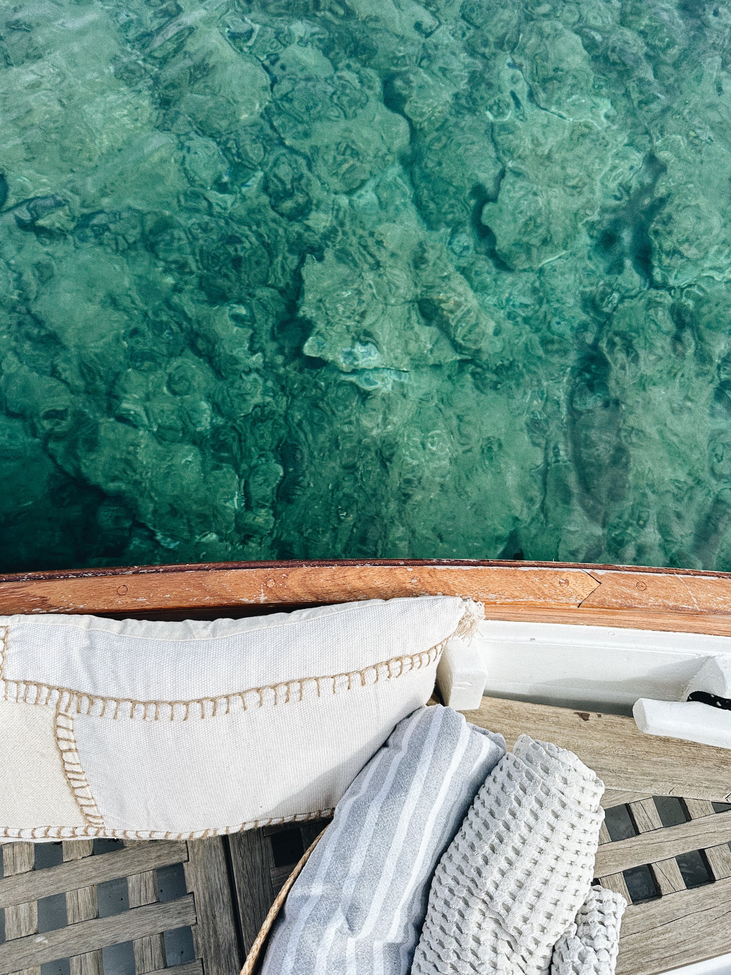 Snorkel en aguas cristalinas del Cap de Creus durante una salida en barco desde Cadaqués