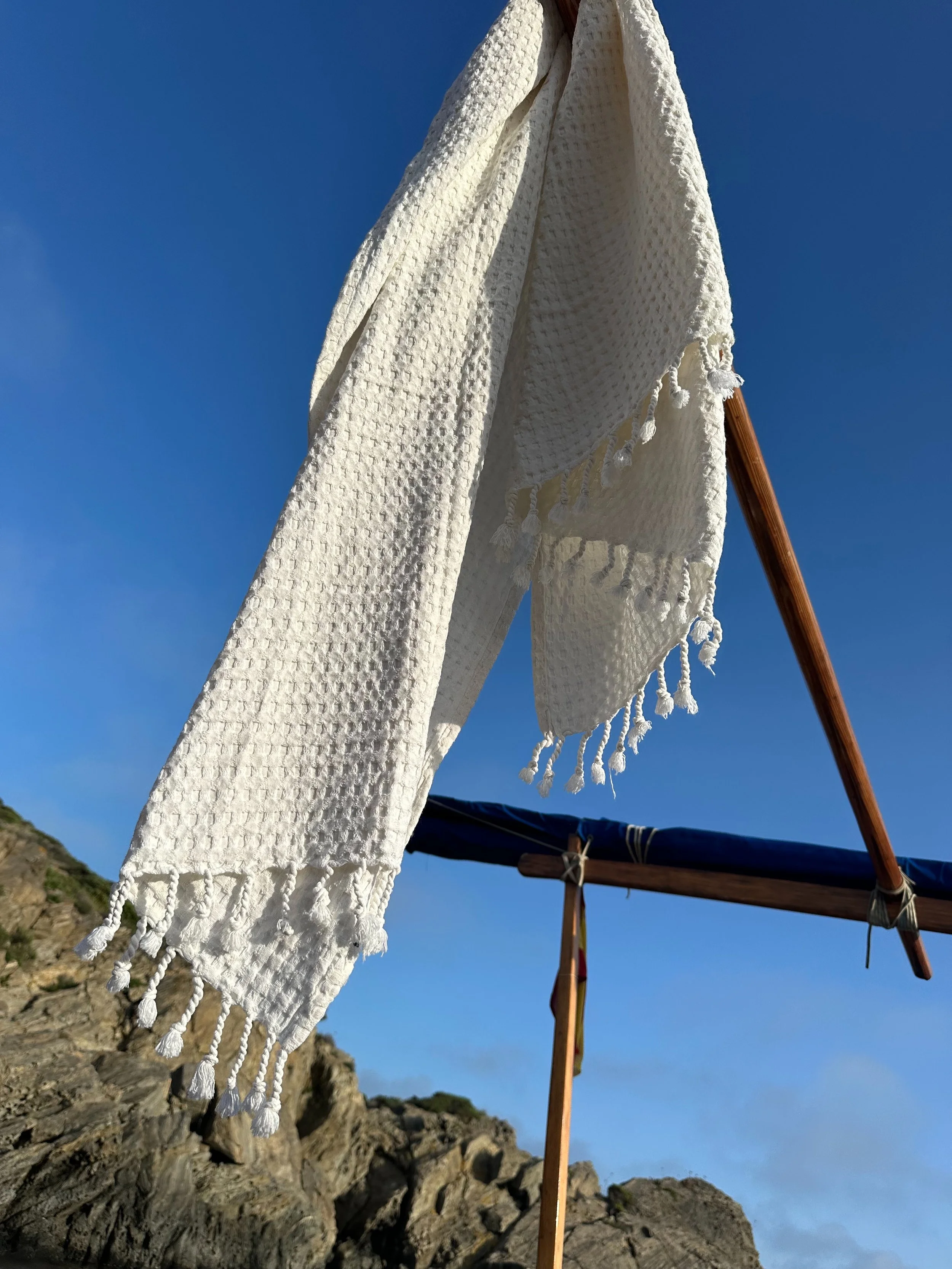 Detalle de embarcación tradicional en el Cap de Creus bajo el cielo azul