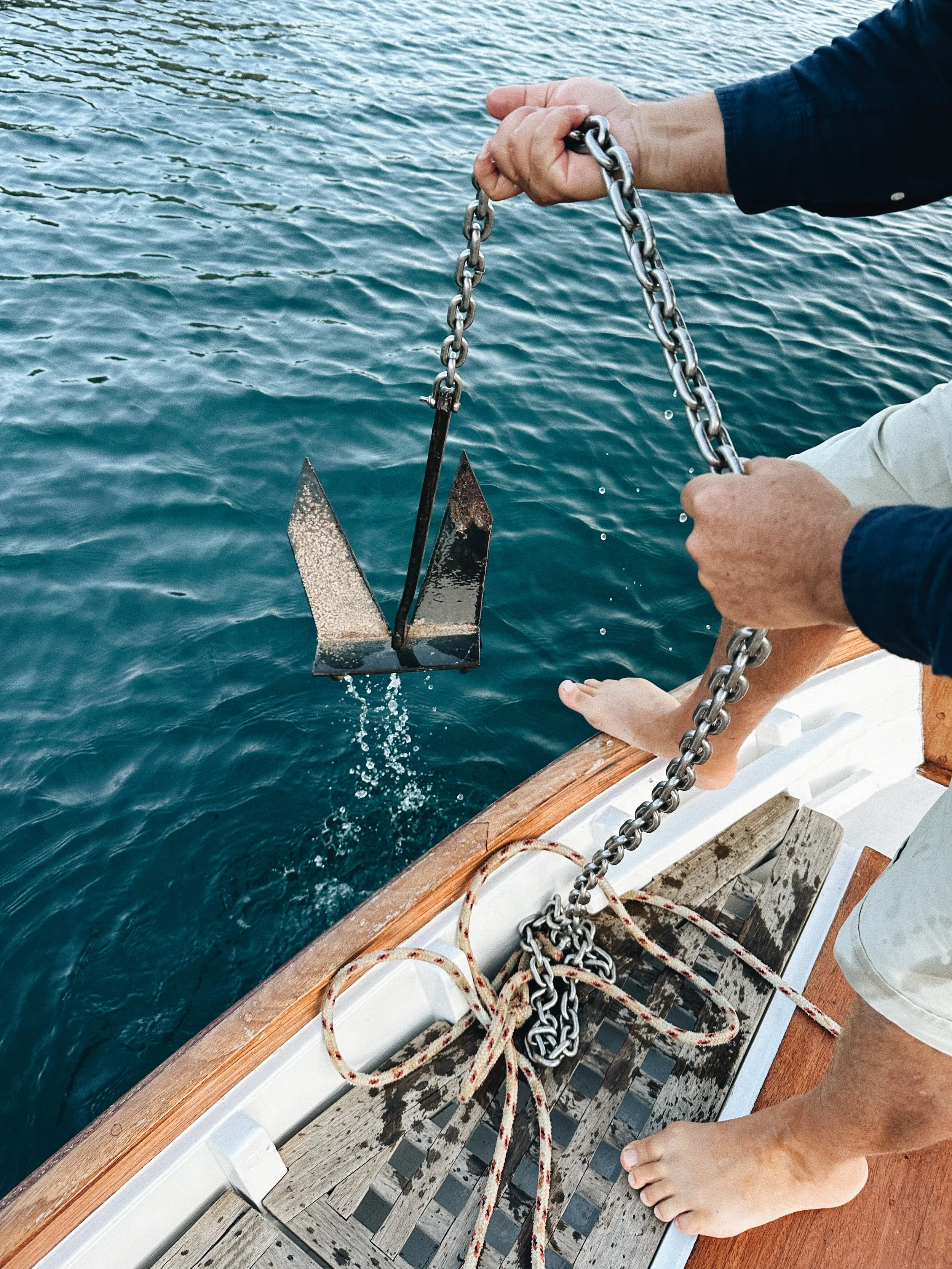 Ancla entrando en el mar Mediterráneo durante una excursión en barco en Cadaqués