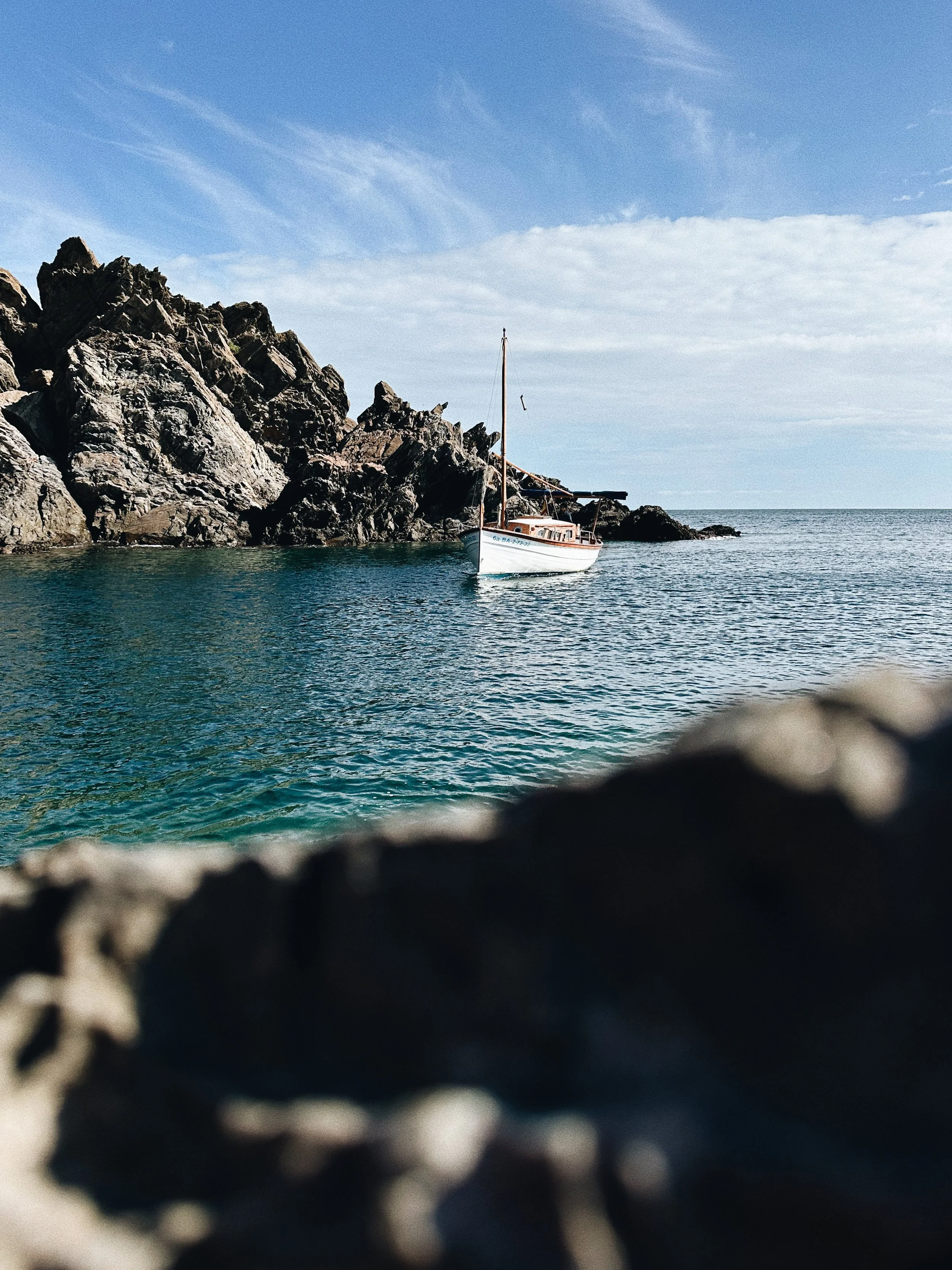 Barco tradicional en una cala rocosa del Cap de Creus cerca de Cadaqués