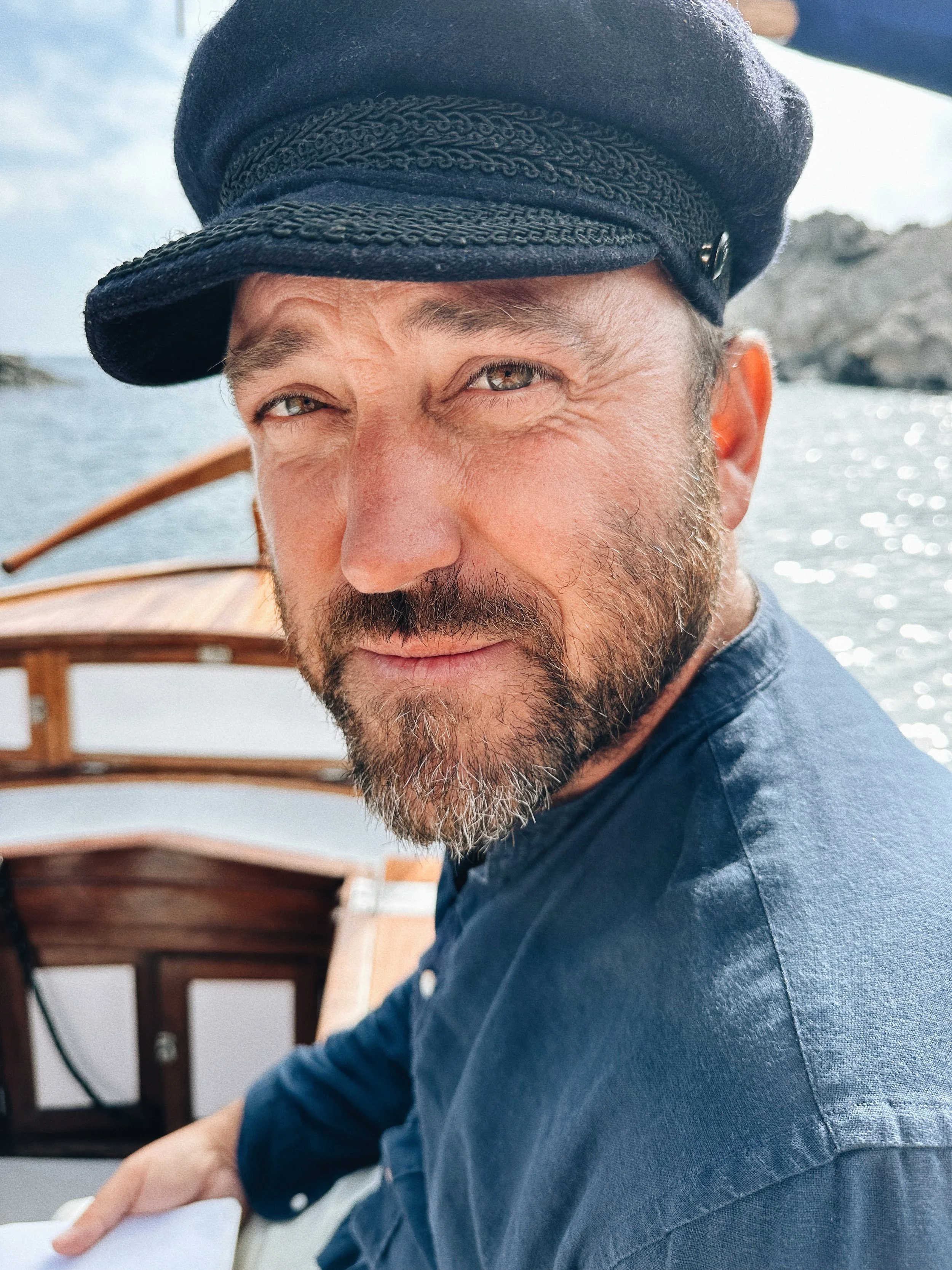 Josep, fundador de Classic Boats, en un llaut tradicional en Cadaqués