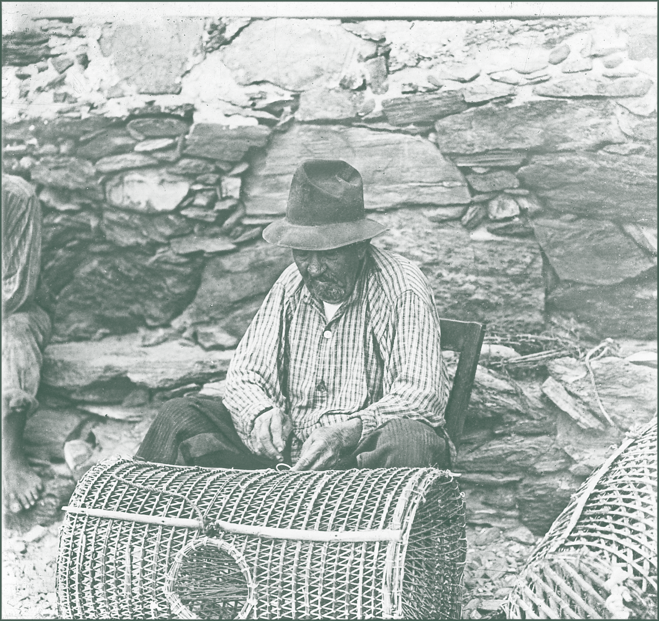 Artesano de Cadaqués construyendo nasas de pesca tradicionales utilizadas en la costa del Empordà.