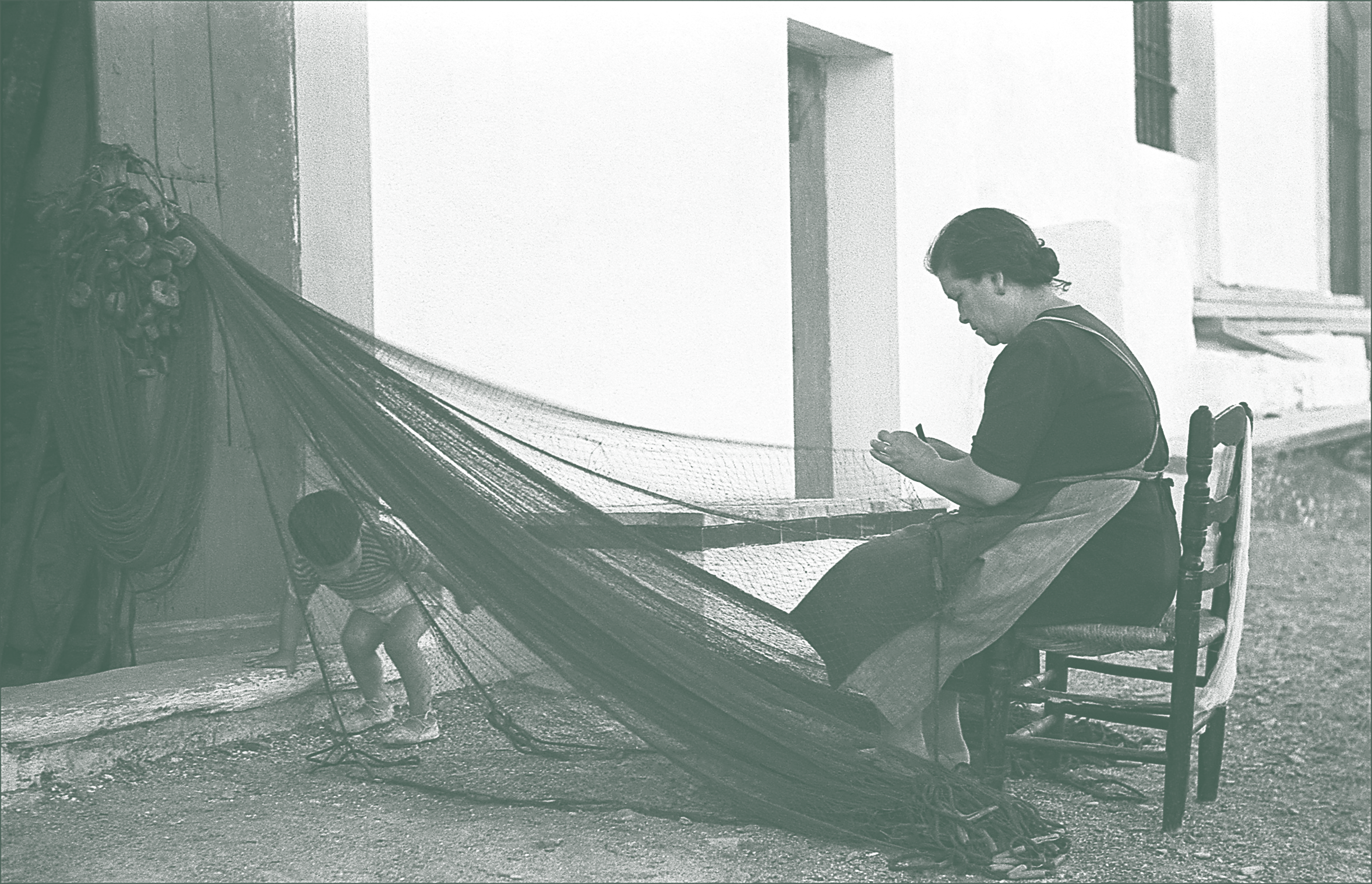 Reparación tradicional de redes de pesca en una familia marinera de Cadaqués.