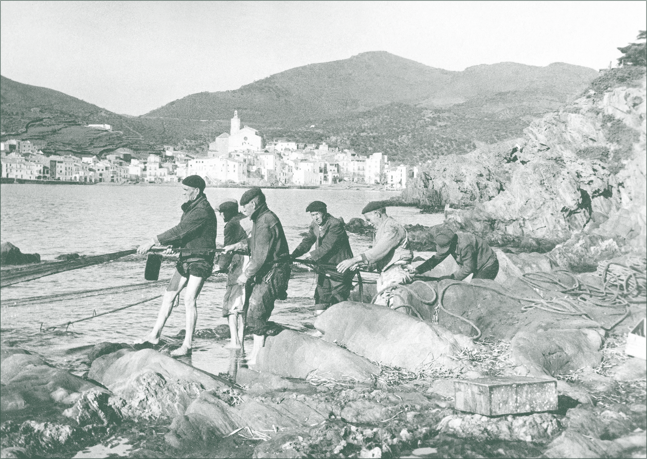 Reparación tradicional de redes de pesca en una familia marinera de Cadaqués.