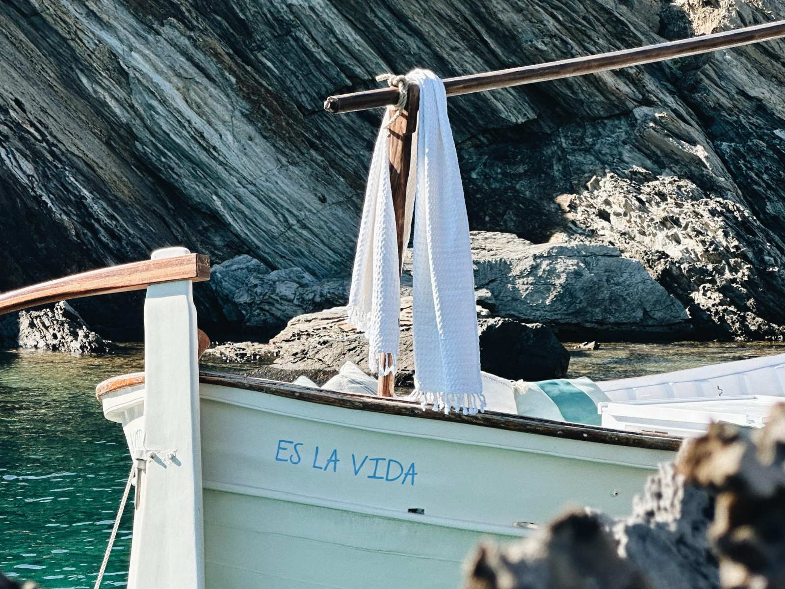Detalle del nombre Es La Vida en el casco del llaut tradicional en Cadaqués