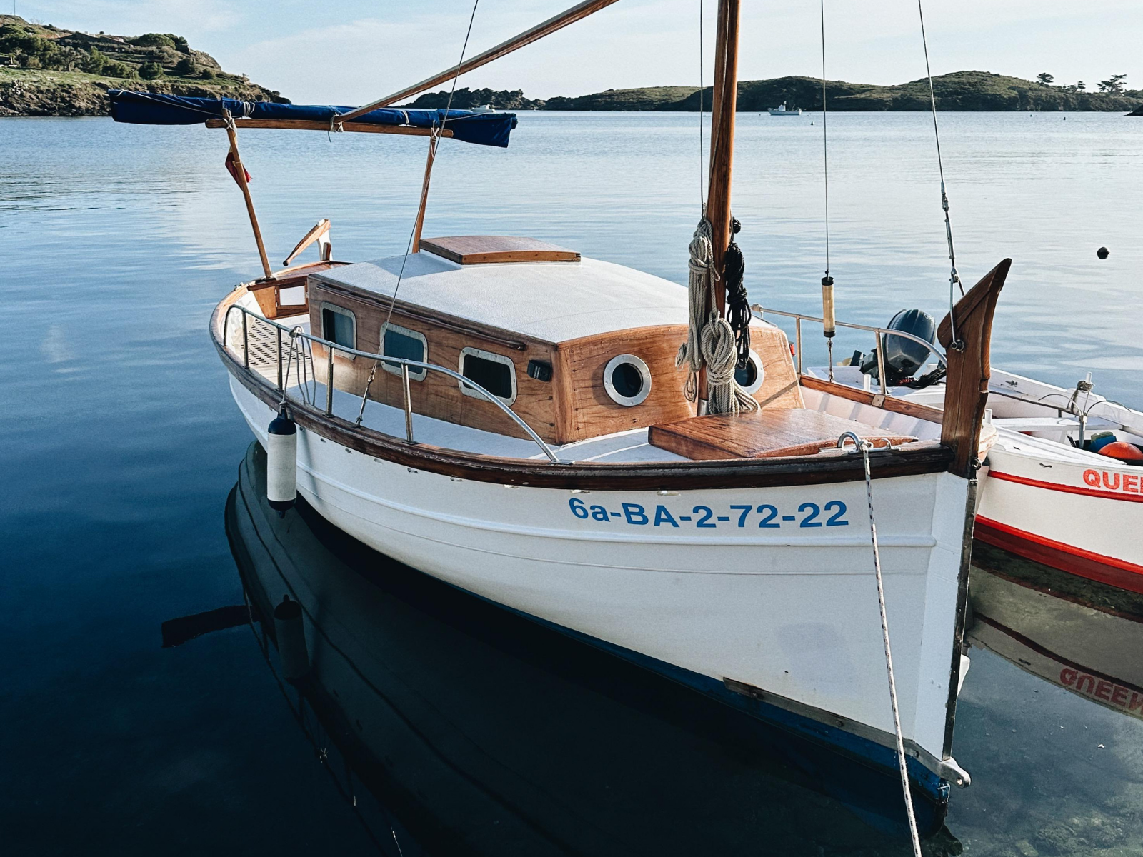 Llaut Passanella navegando frente a la costa de Cadaqués