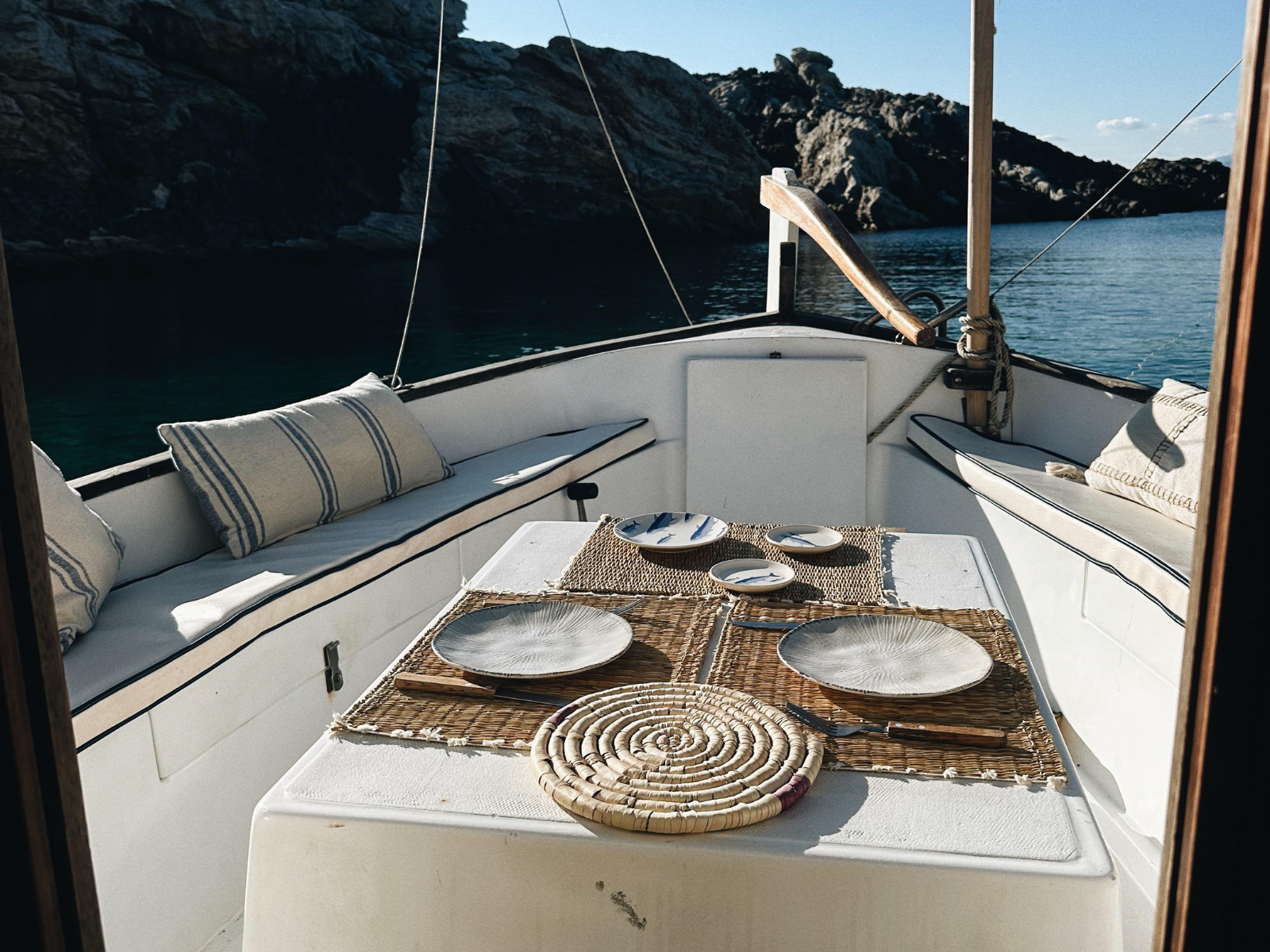 Mesa preparada a bordo del llaut Jonquet para una experiencia privada en Cadaqués