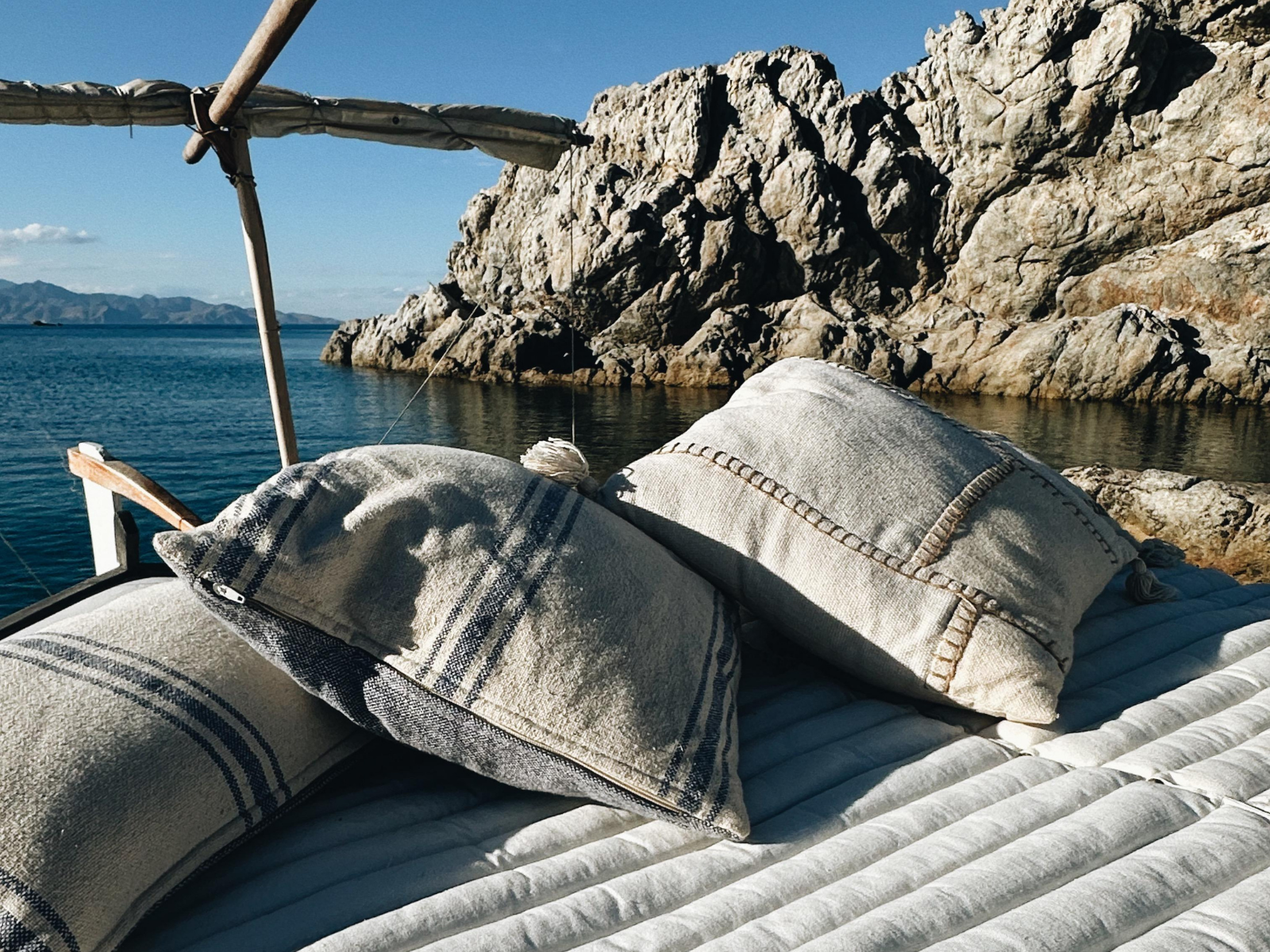 Mesa preparada a bordo del llaut Jonquet para una experiencia privada en Cadaqués