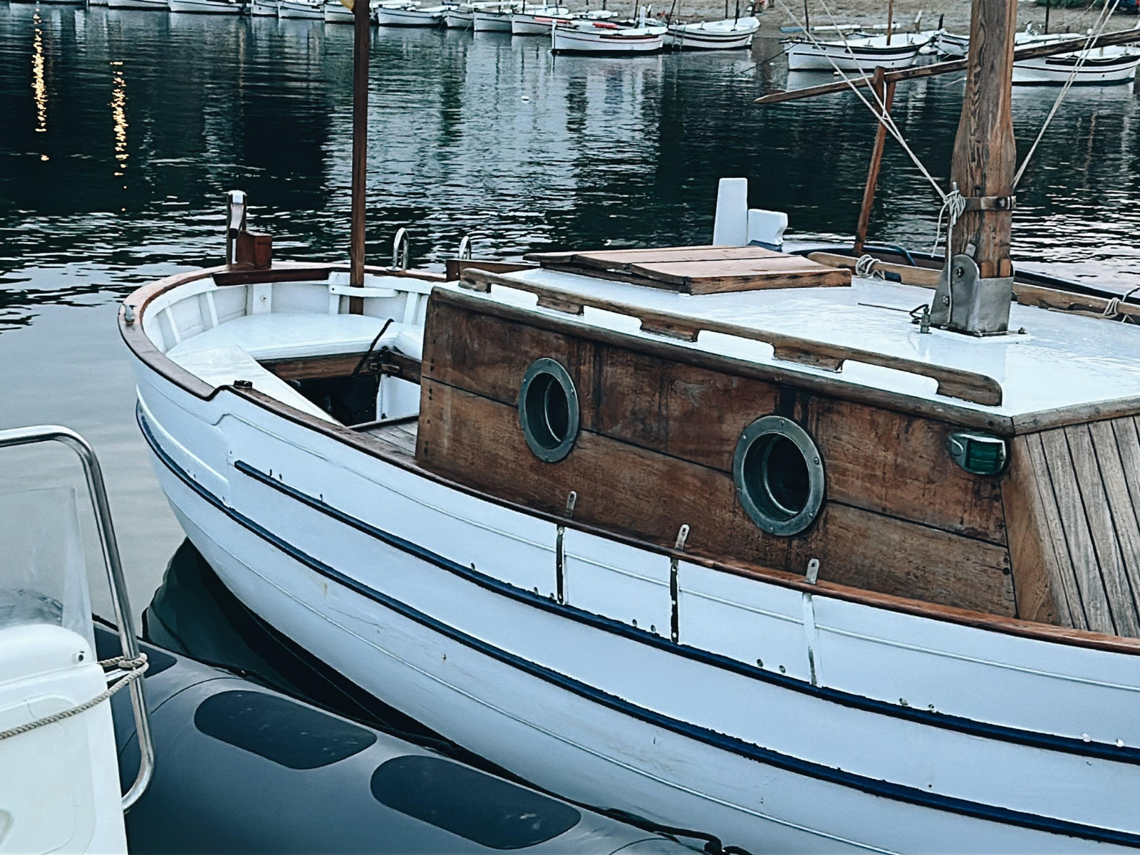 Detalle lateral del llaut Mestral con cabina de madera restaurada en el Cap de Creus