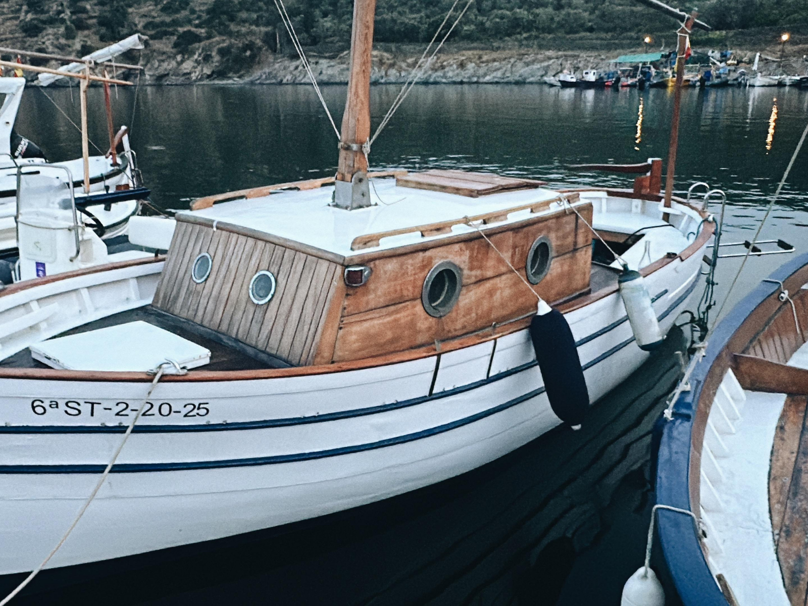Cubierta de madera del llaut Mestral restaurado en Cadaqués