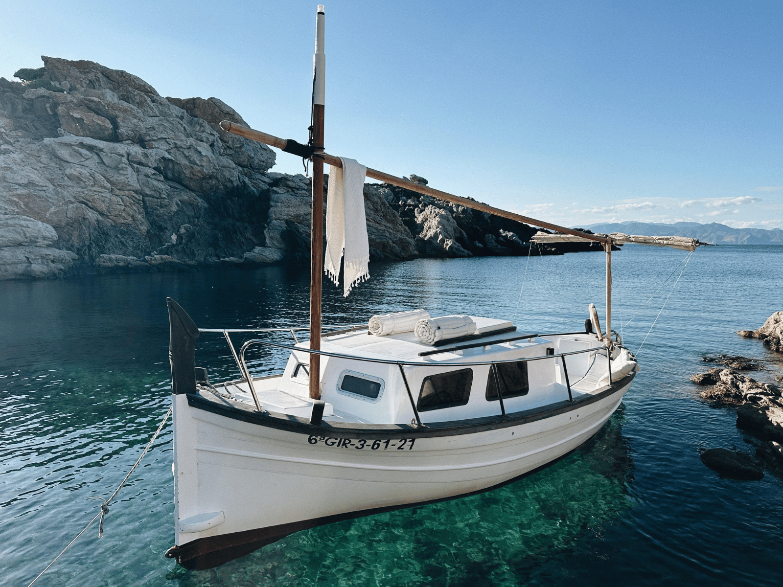 Experiencia en barco en Cadaqués con extras y aperitivo a bordo