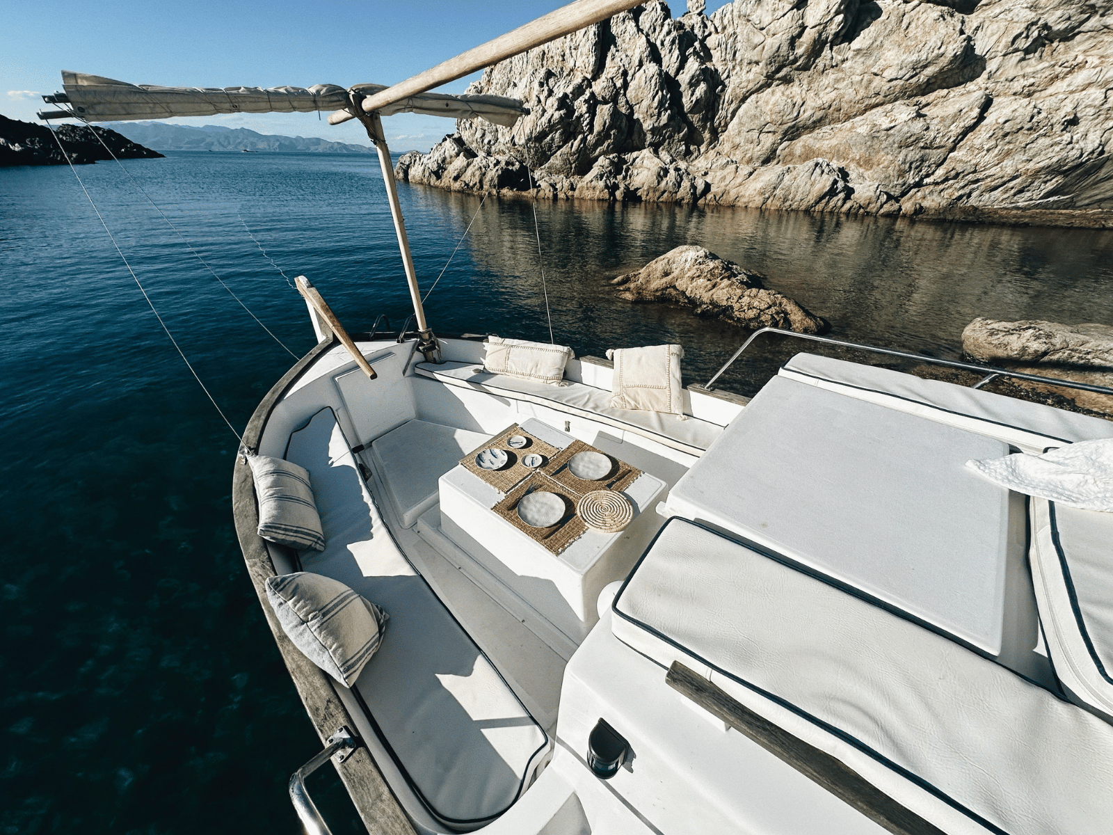 Barco clásico en alquiler en Cadaqués con solárium y toldo