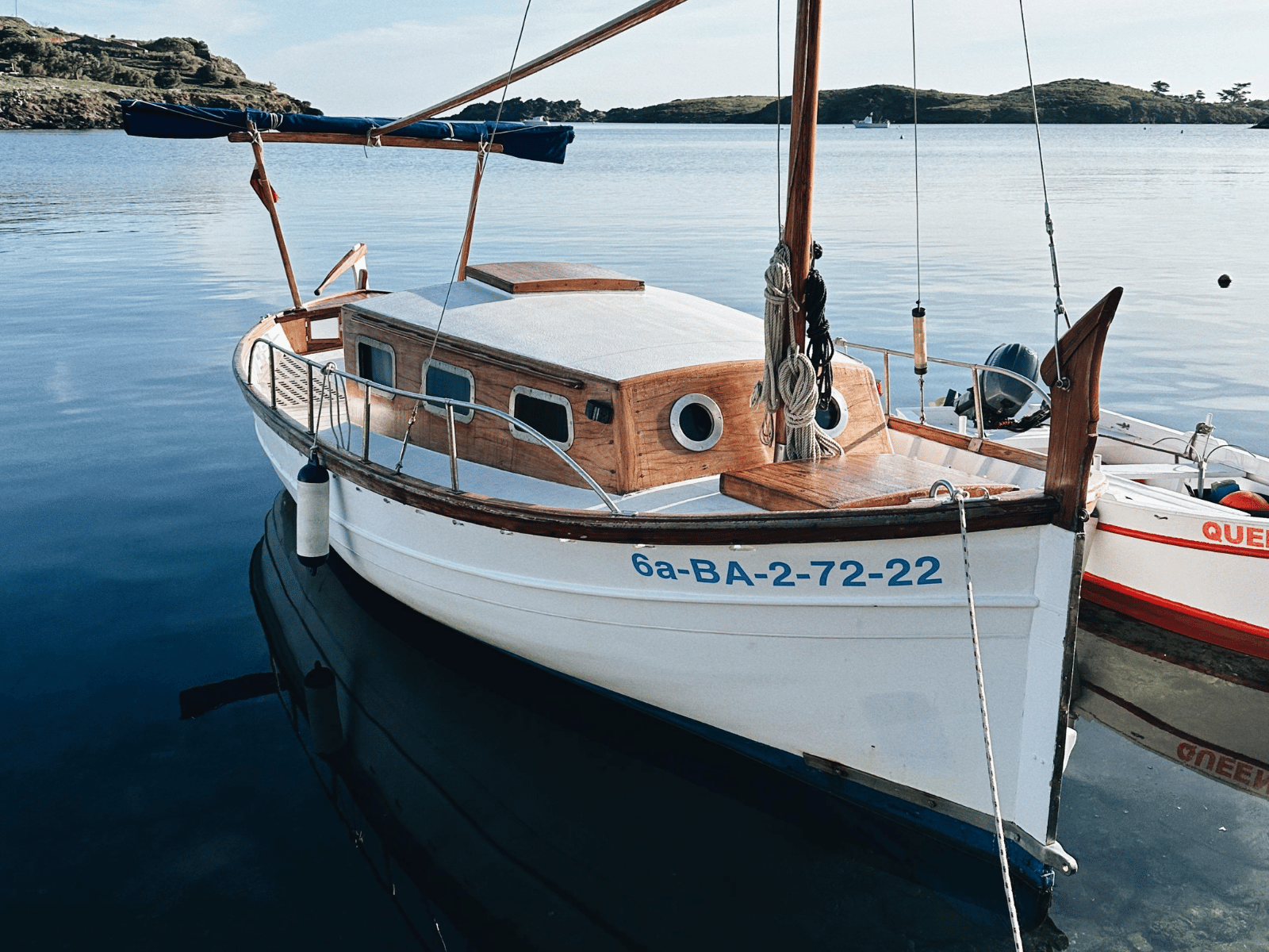 Alquiler de barco para 6 personas en Cadaqués frente al Cap de Creus