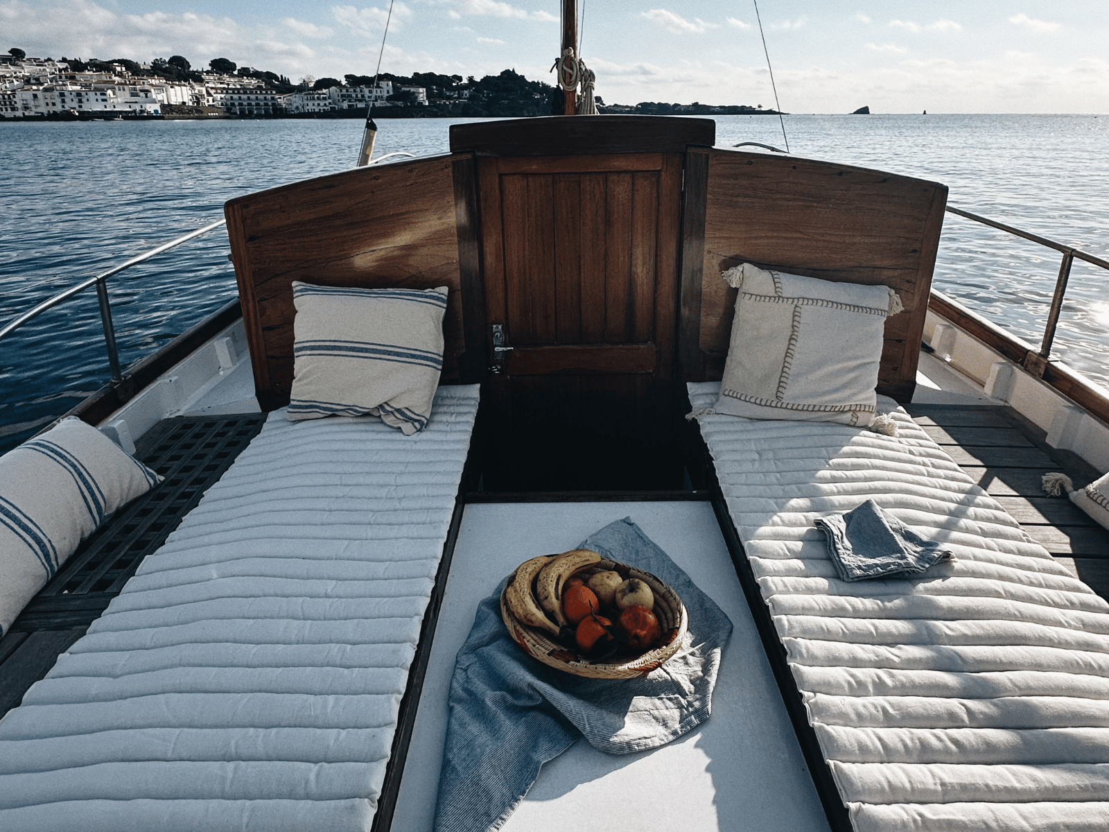 Proa de barco clásico en alquiler en Cadaqués con solárium