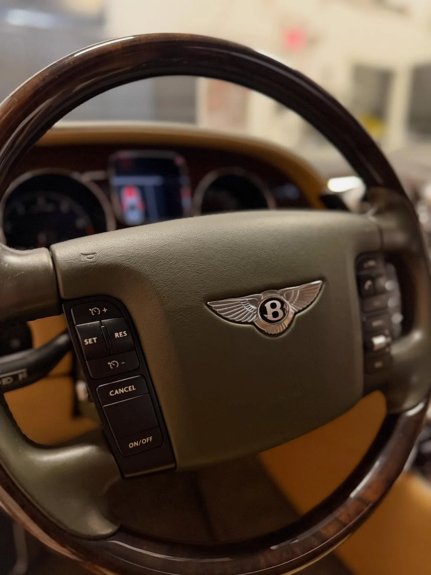 Some cars don&rsquo;t need an introduction
They need a moment

Swipe through and take in every detail of this Bentley Continental GT