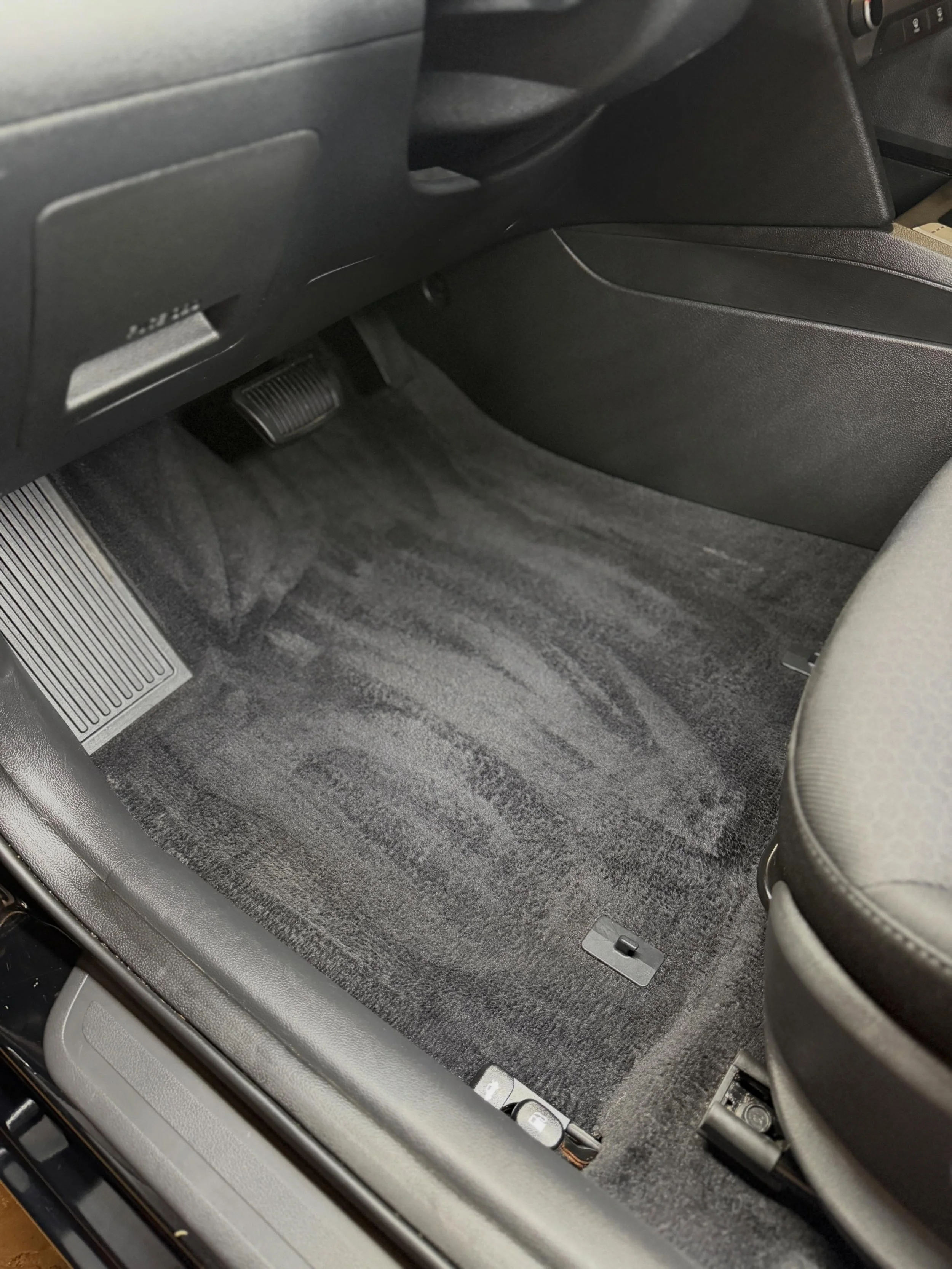 Swipe for the transformation ➡️

From salt covered floors to fresh factory clean carpets ✨

After a long winter, this interior needed some serious attention but the results speak for themselves.

Nothing beats a satisfying before &amp; after transfor