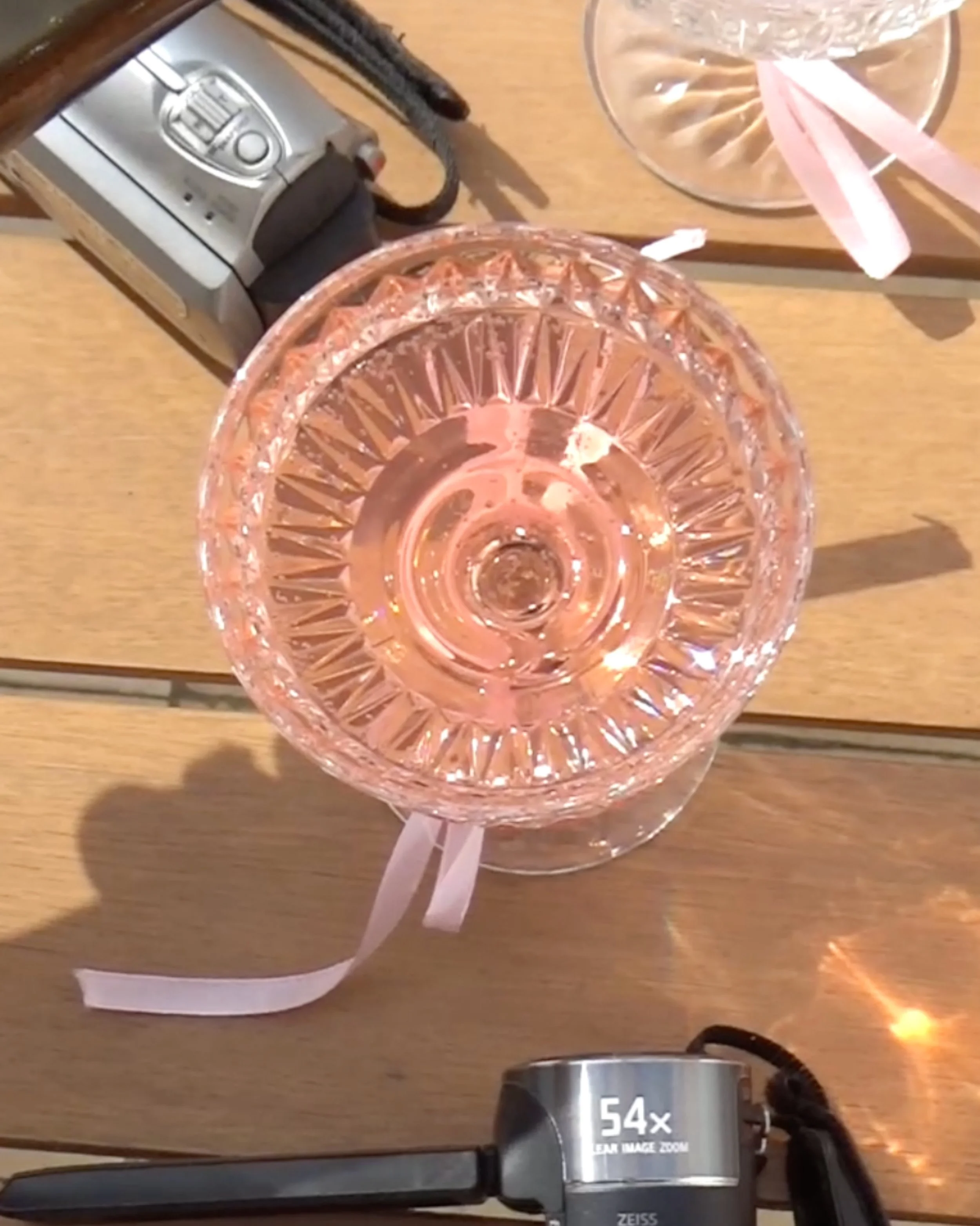 Amoureuse de ce grain unique qu&rsquo;aucun filtre ne peut imiter. 🎀 

#camcorderwedding #camcorderweddingvideo #mariage #camescopevintage #locationcamescope