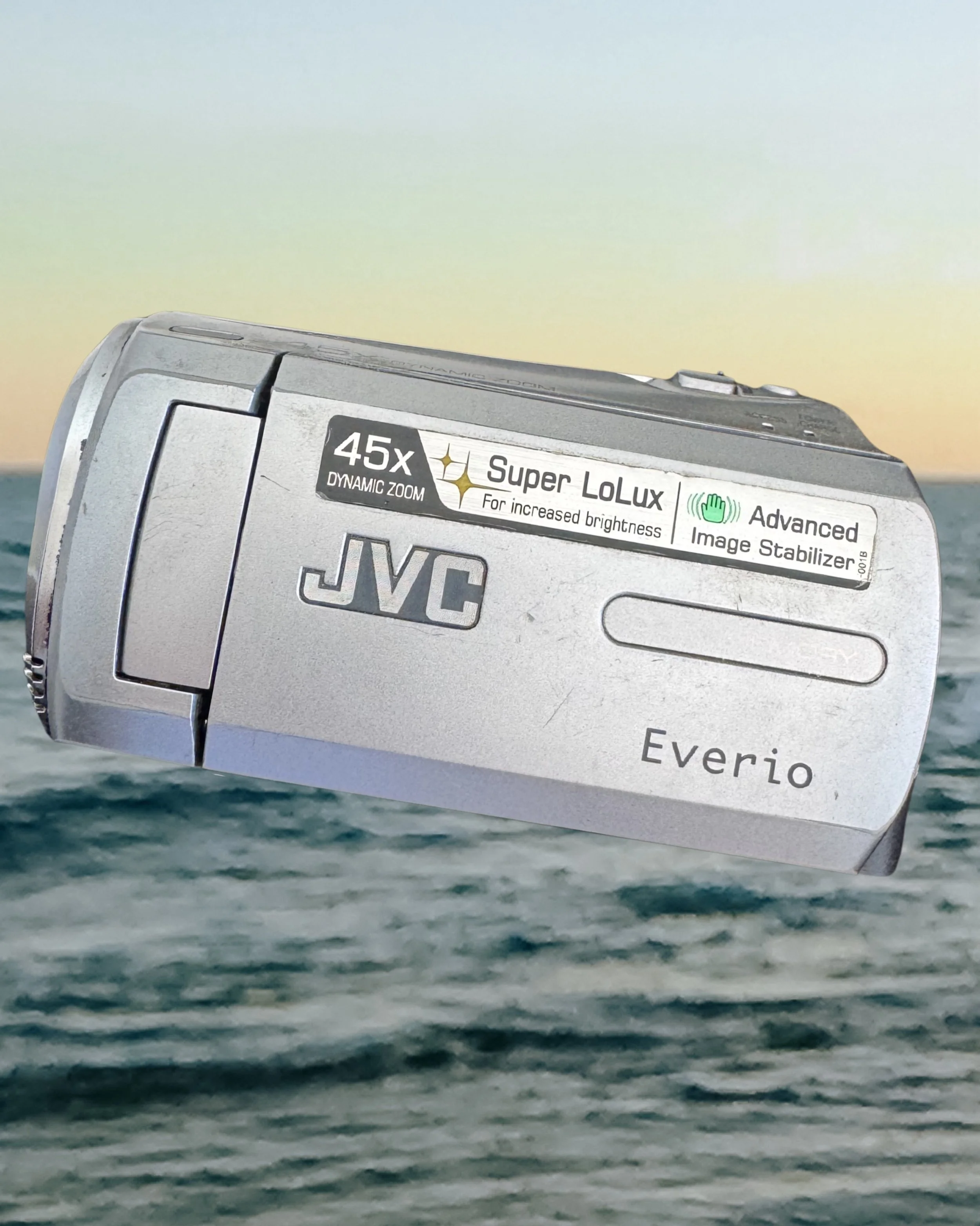 Pas de vid&eacute;aste ? Pas de probl&egrave;me 💕

Avec lui, vous aurez les souvenirs dont vous r&ecirc;viez. 

Une alternative plus accessible et spontan&eacute;e qu&rsquo;un vid&eacute;aste. Le cam&eacute;scope passe de mains en mains. Capture les