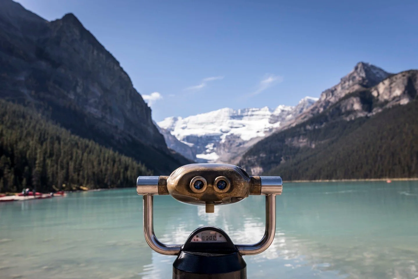 Lake Louise is one of the most pristine and most photographed lakes in the world 📸🌊. It&rsquo;s easy to see why. Located just outside of Banff, this glacier-fed lake is set against a stunning backdrop of mountain peaks and towering pines 🏔️🌲. Exp