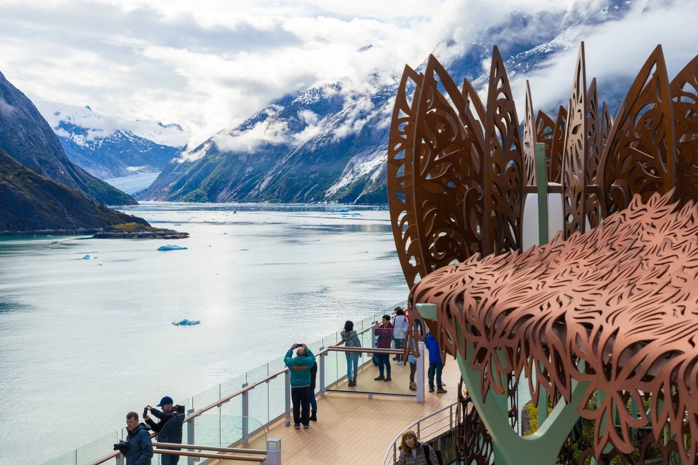 Set sail on the Celebrity Edge to the awe-inspiring landscapes of Alaska 🚢🏔️. From spectacular glaciers to majestic wildlife, each moment is a masterpiece. Indulge in world-class dining as you discover the true meaning of unparalleled views. #Alask